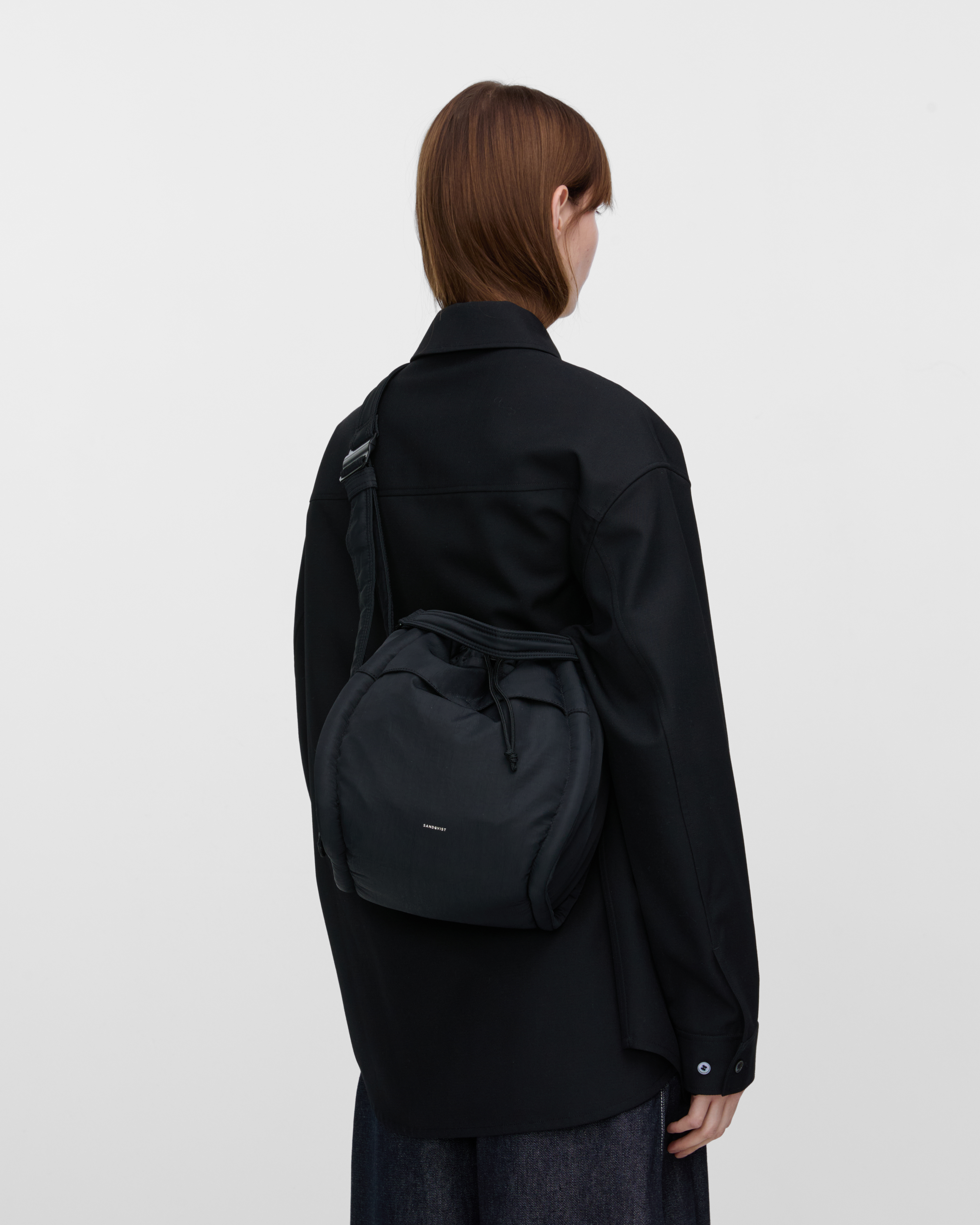 CURVE Bucket Bag is in color black (12 of 15)