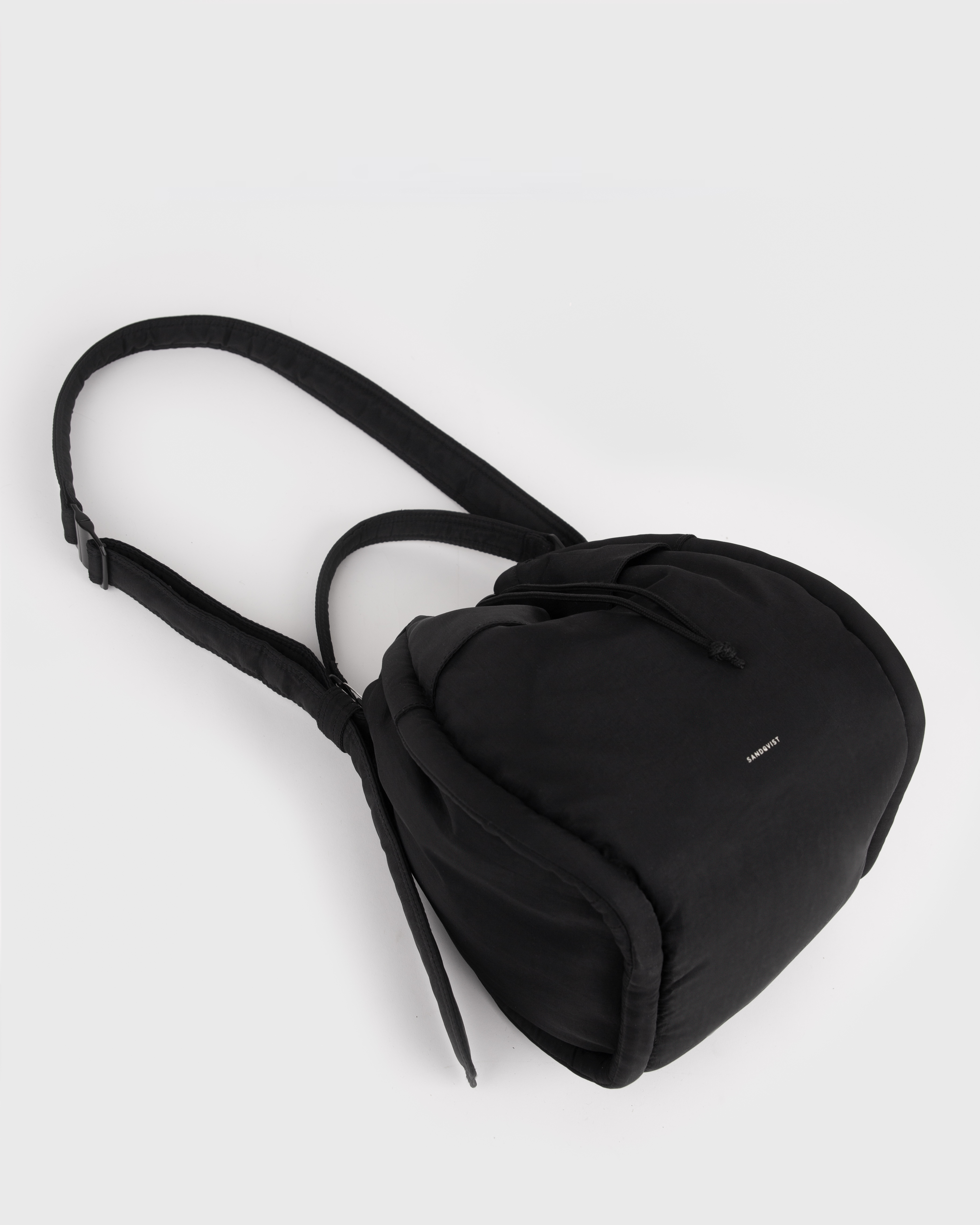 CURVE Bucket Bag is in color black (4 of 15)