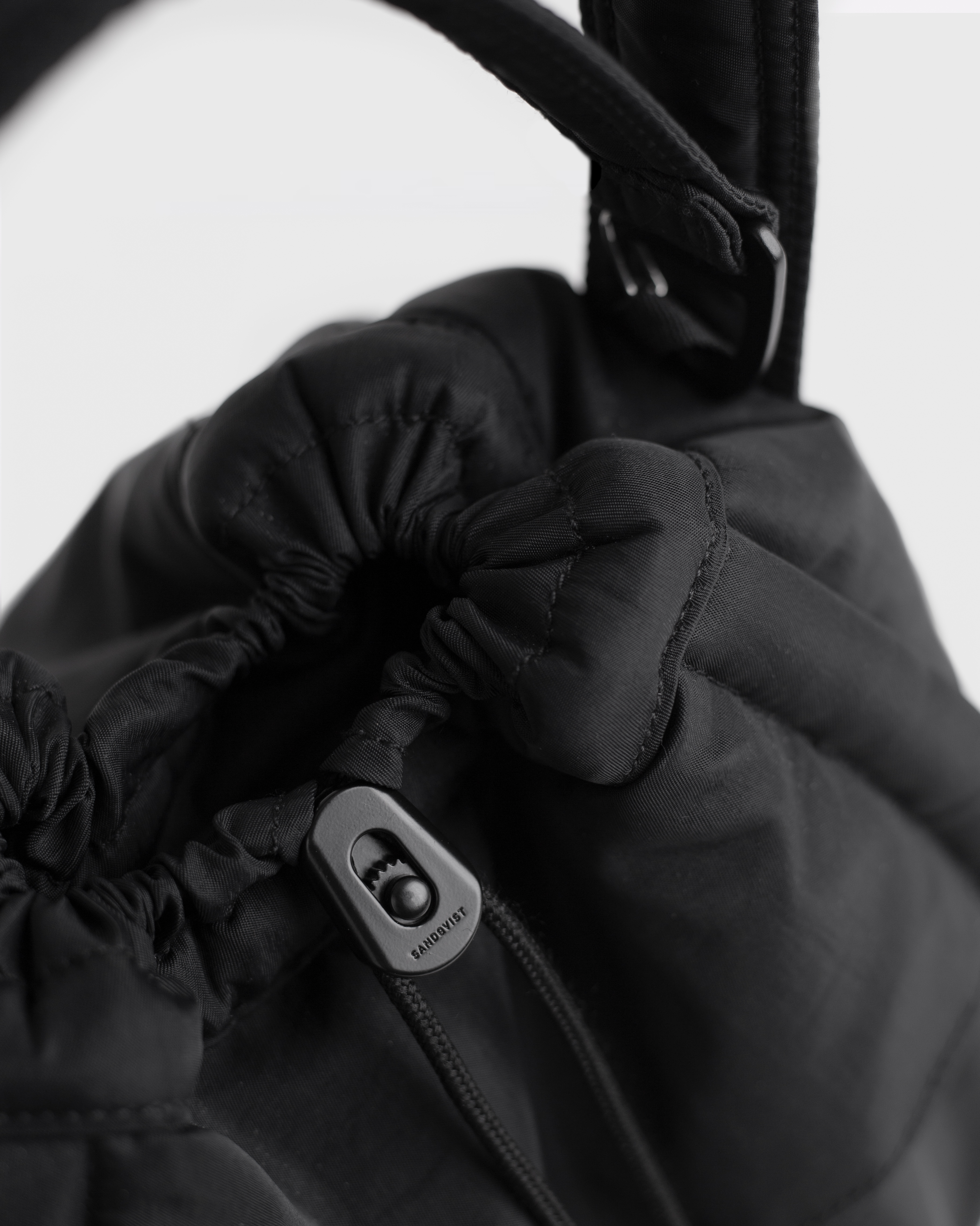 CURVE Bucket Bag is in color black (6 of 15)