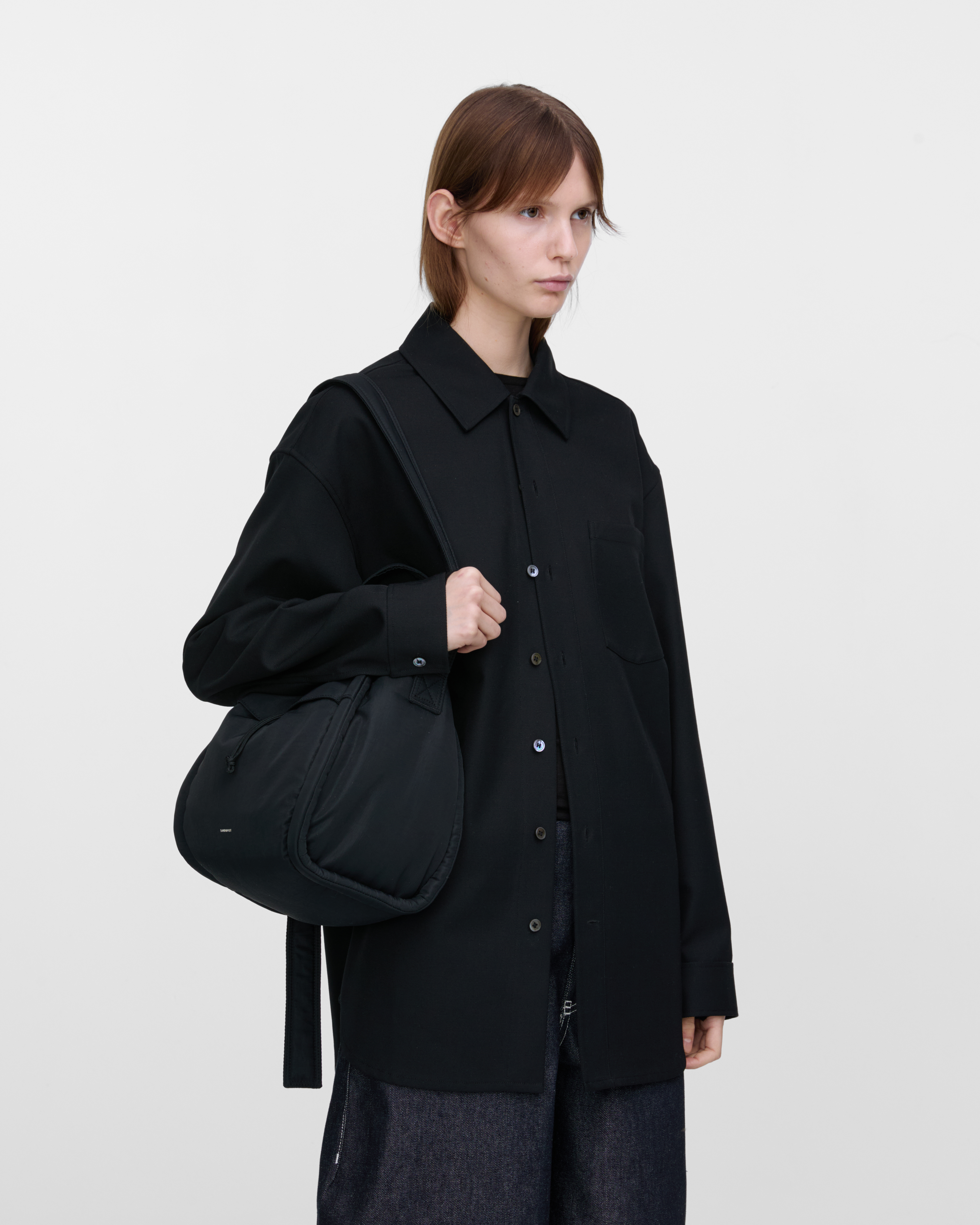 CURVE Bucket Bag is in color black (7 of 15)