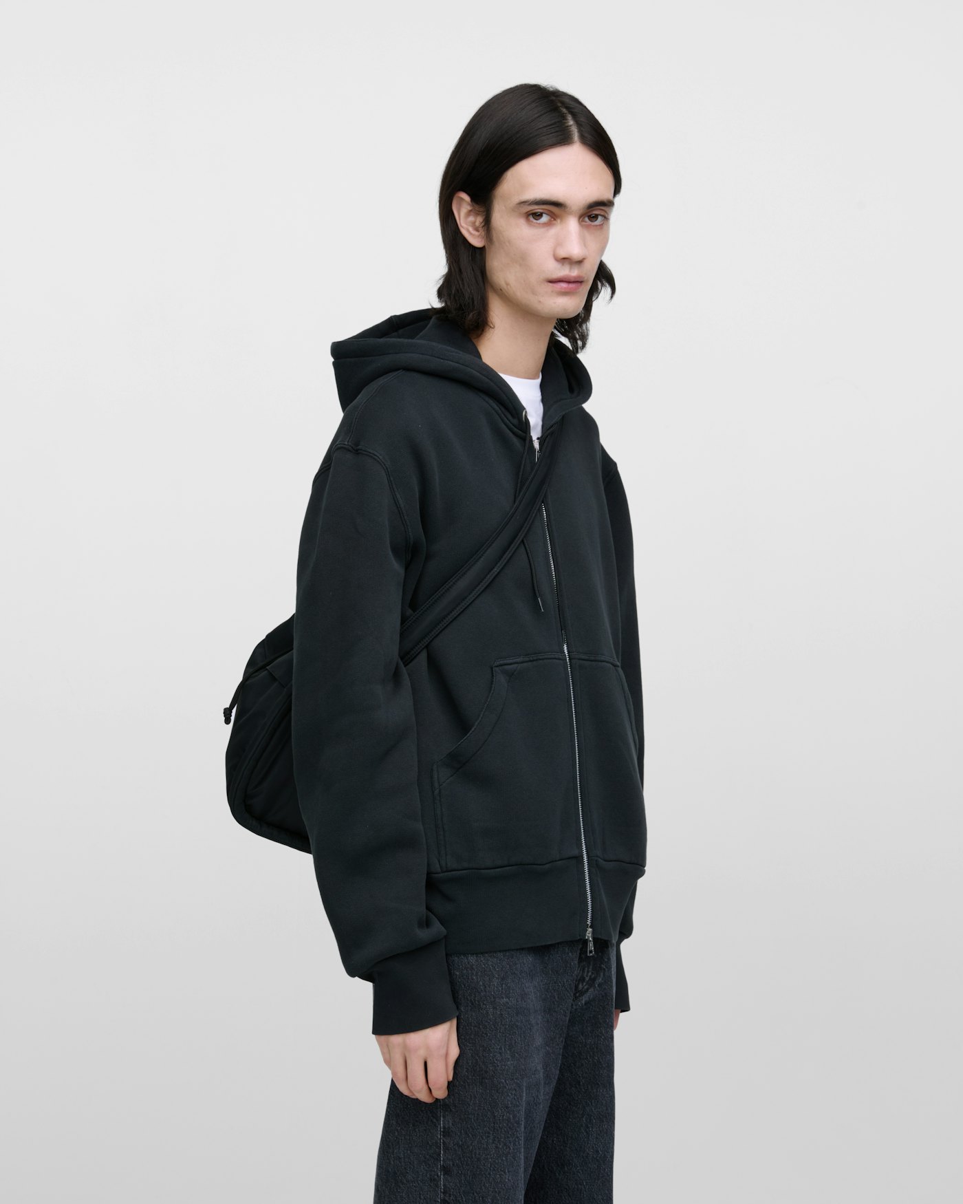 CURVE Bucket Bag is in color black (9 of 15)