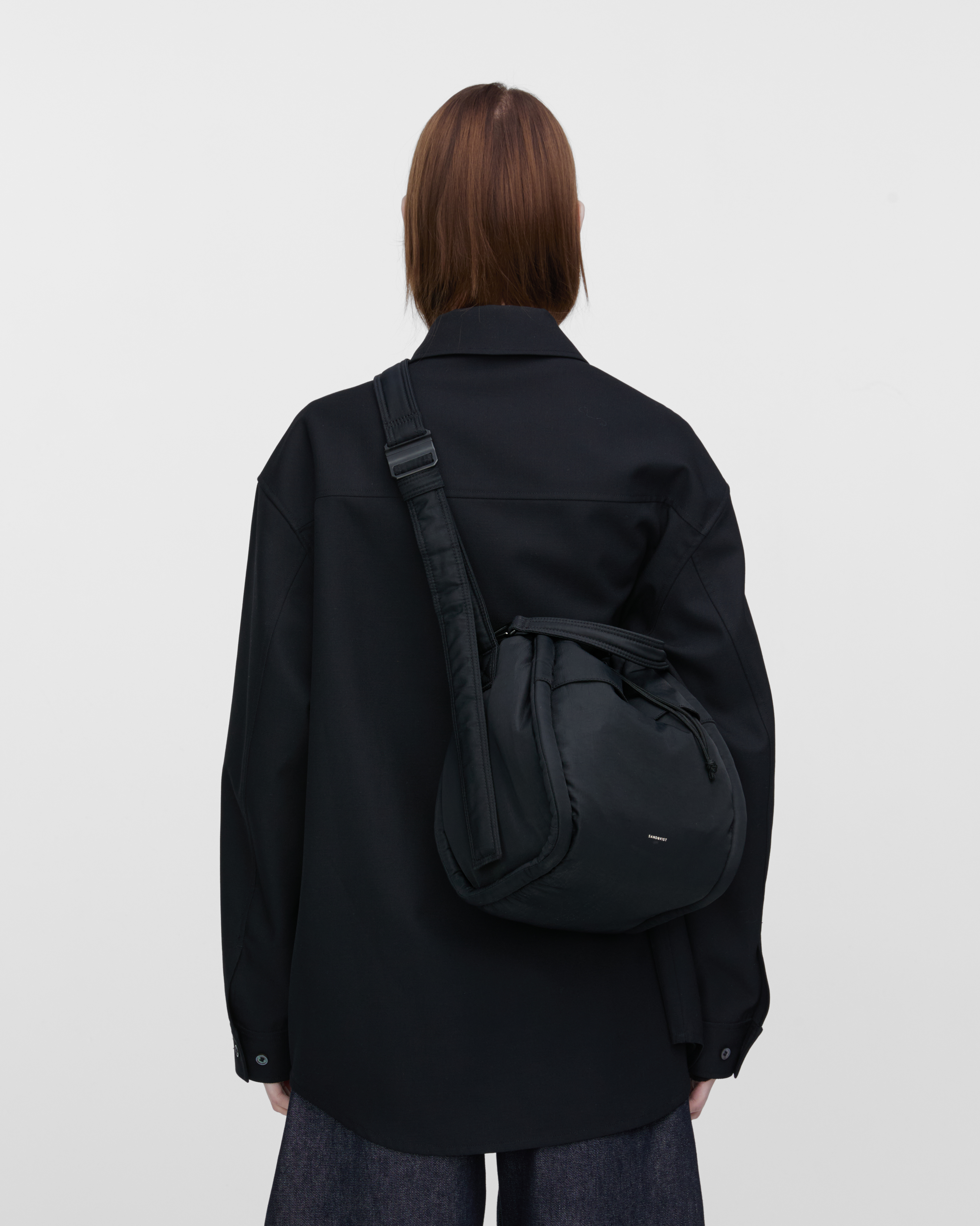CURVE Bucket Bag is in color black (13 of 15)