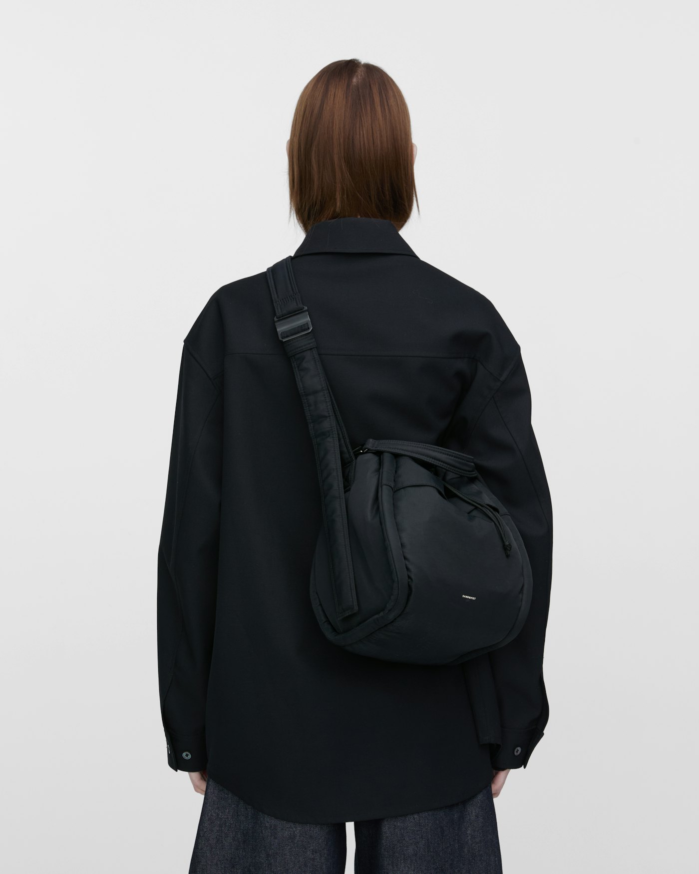CURVE Bucket Bag is in color black (13 of 15)