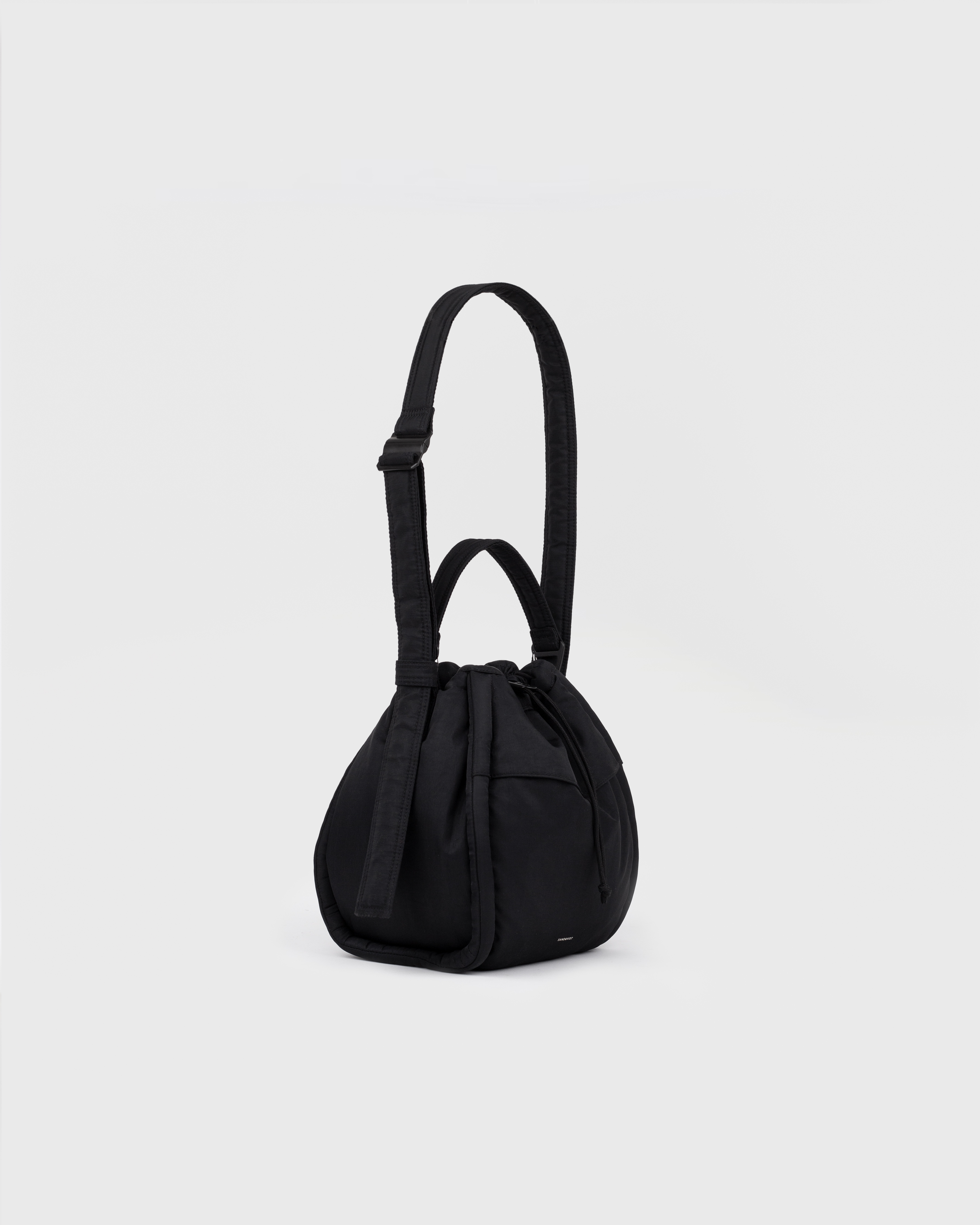 CURVE Bucket Bag is in color black (3 of 15)