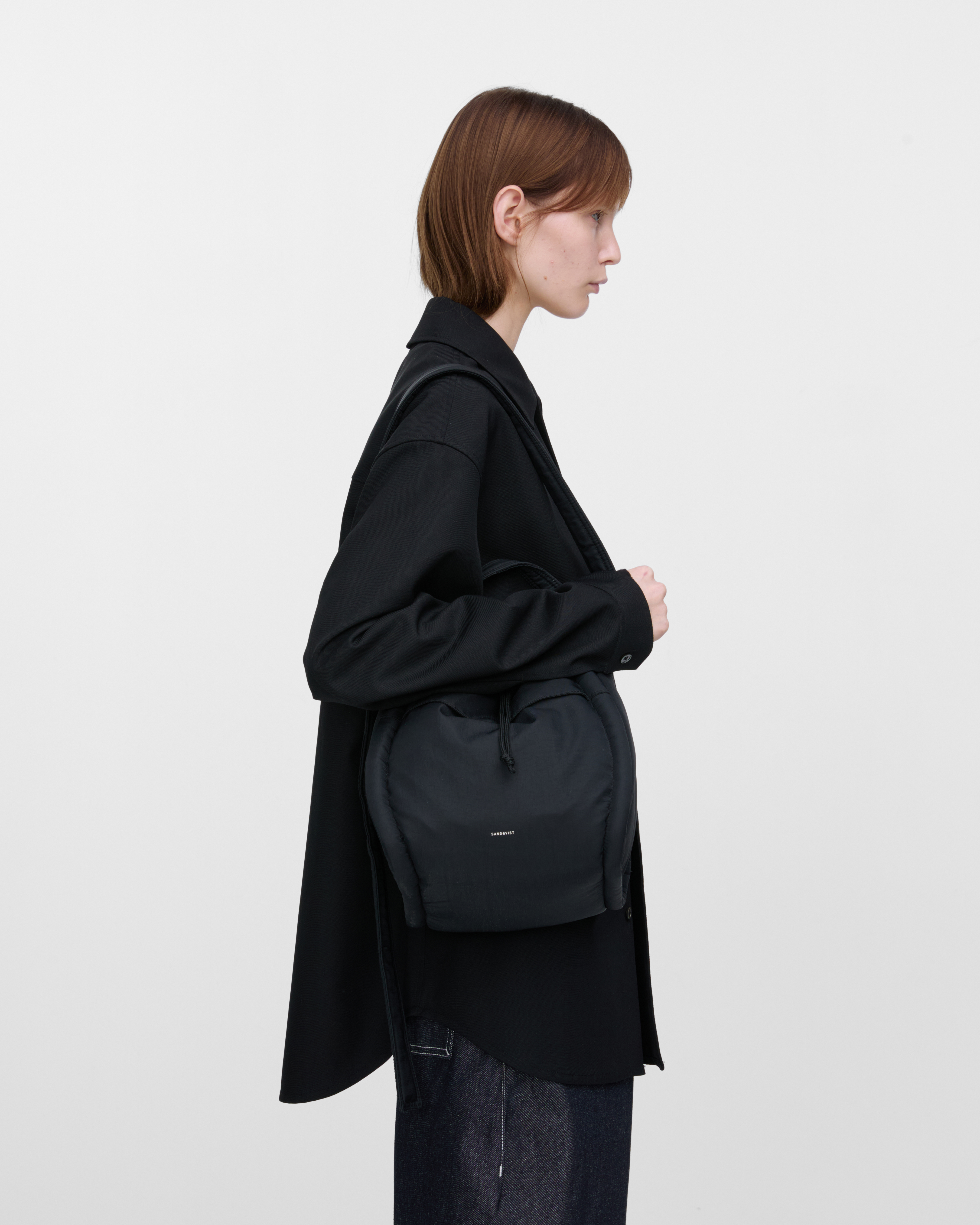 CURVE Bucket Bag is in color black (8 of 15)