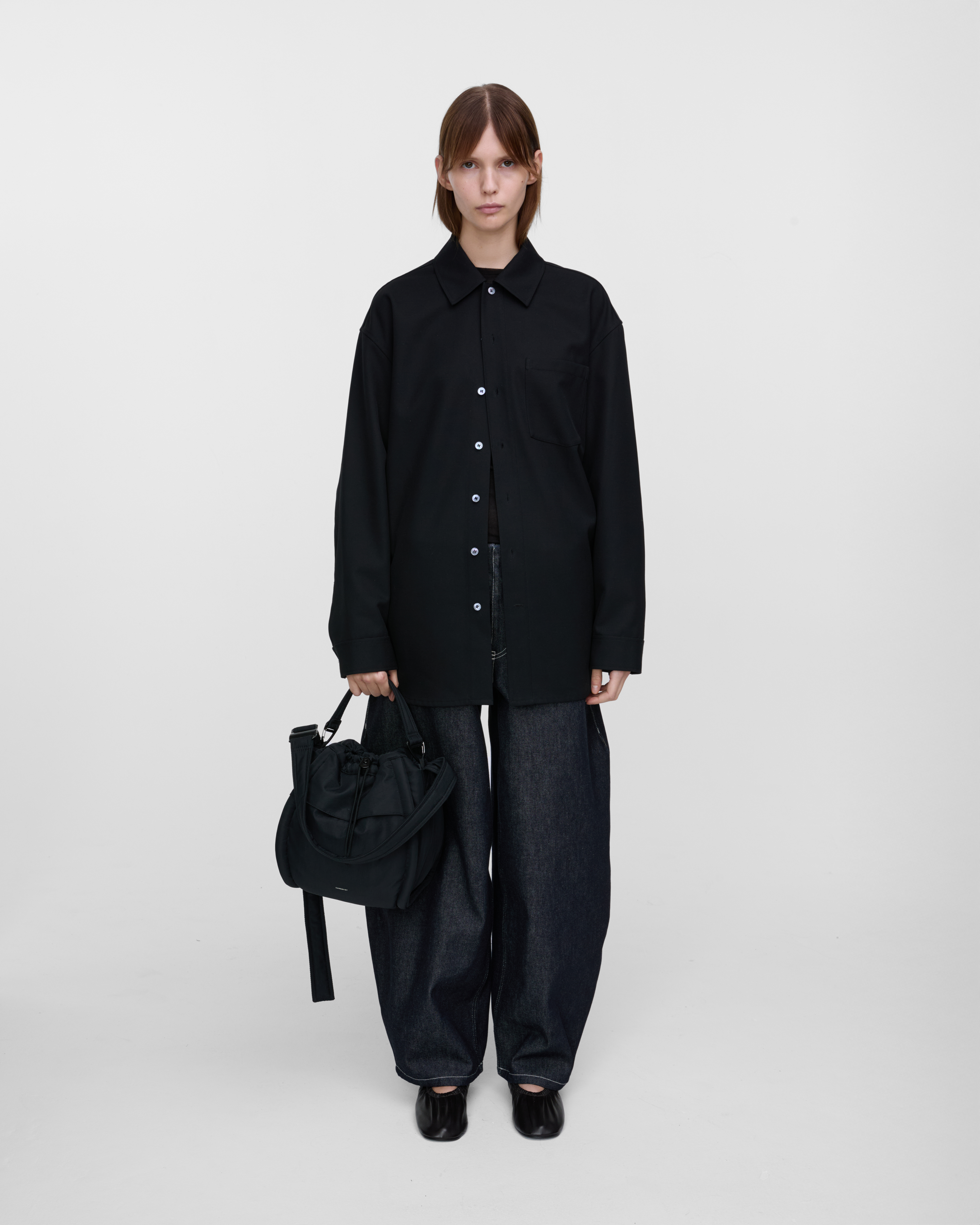 CURVE Bucket Bag is in color black (11 of 15)