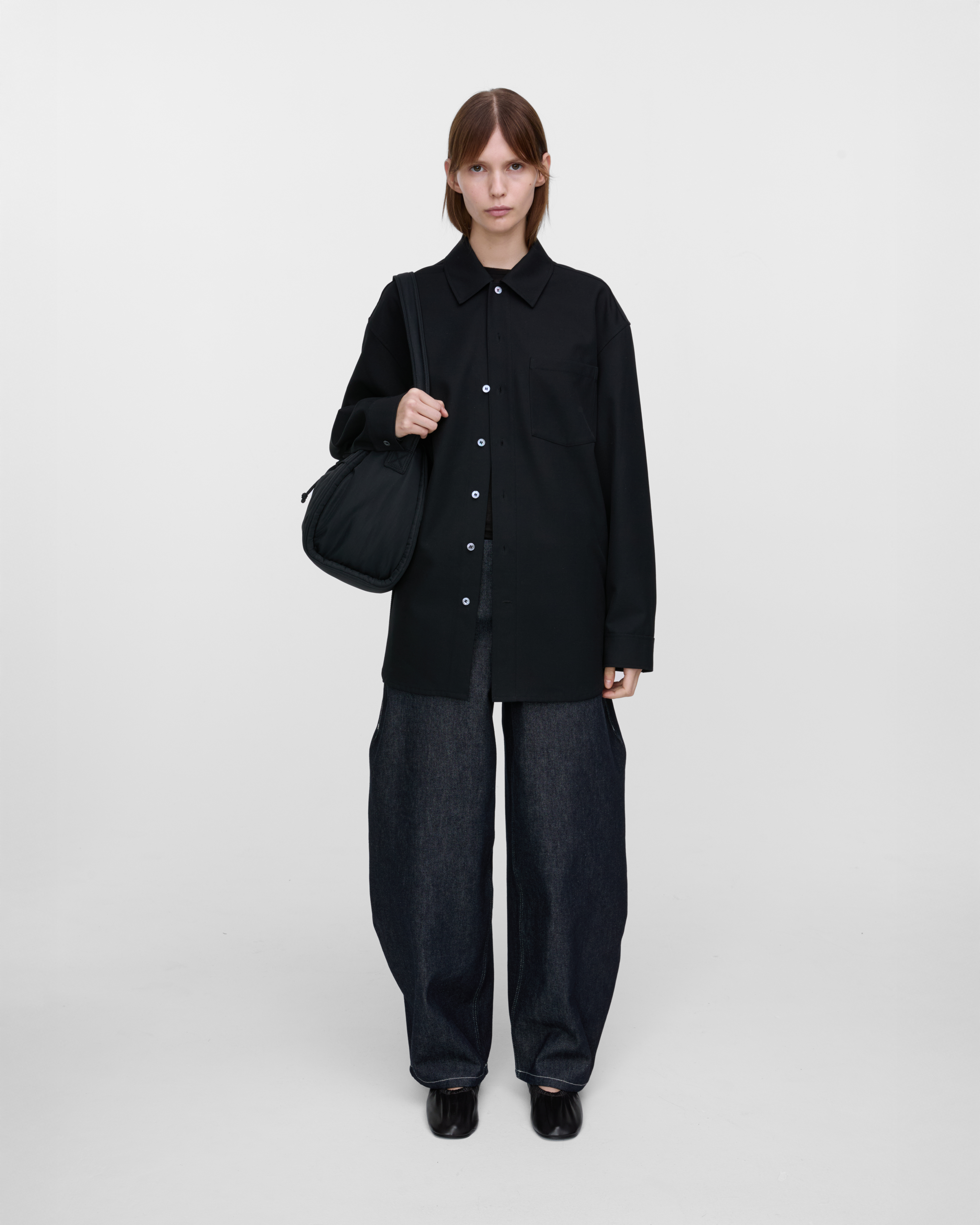 CURVE Bucket Bag is in color black (10 of 15)