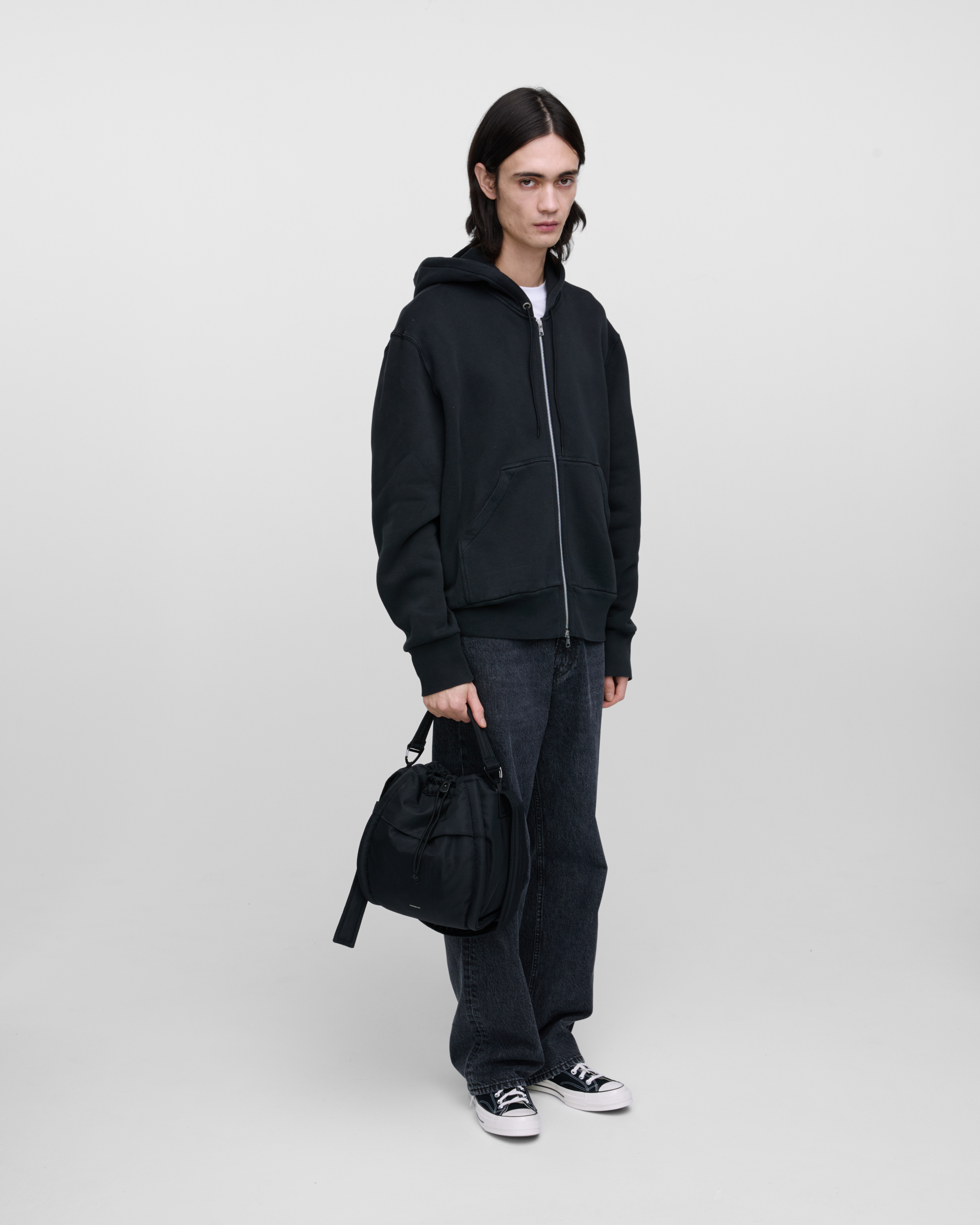 CURVE Bucket Bag is in color black (15 of 15)