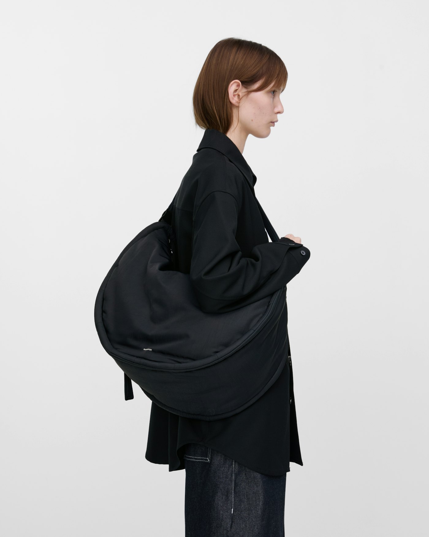 CURVE Half Moon Bag is in color black (10 of 18)