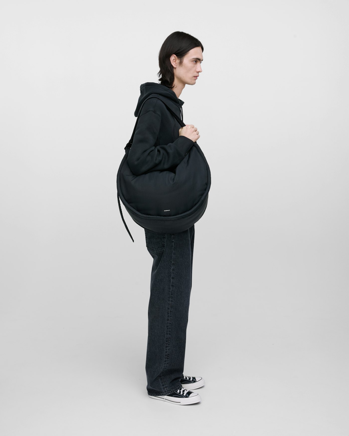 CURVE Half Moon Bag is in color black (16 of 18)