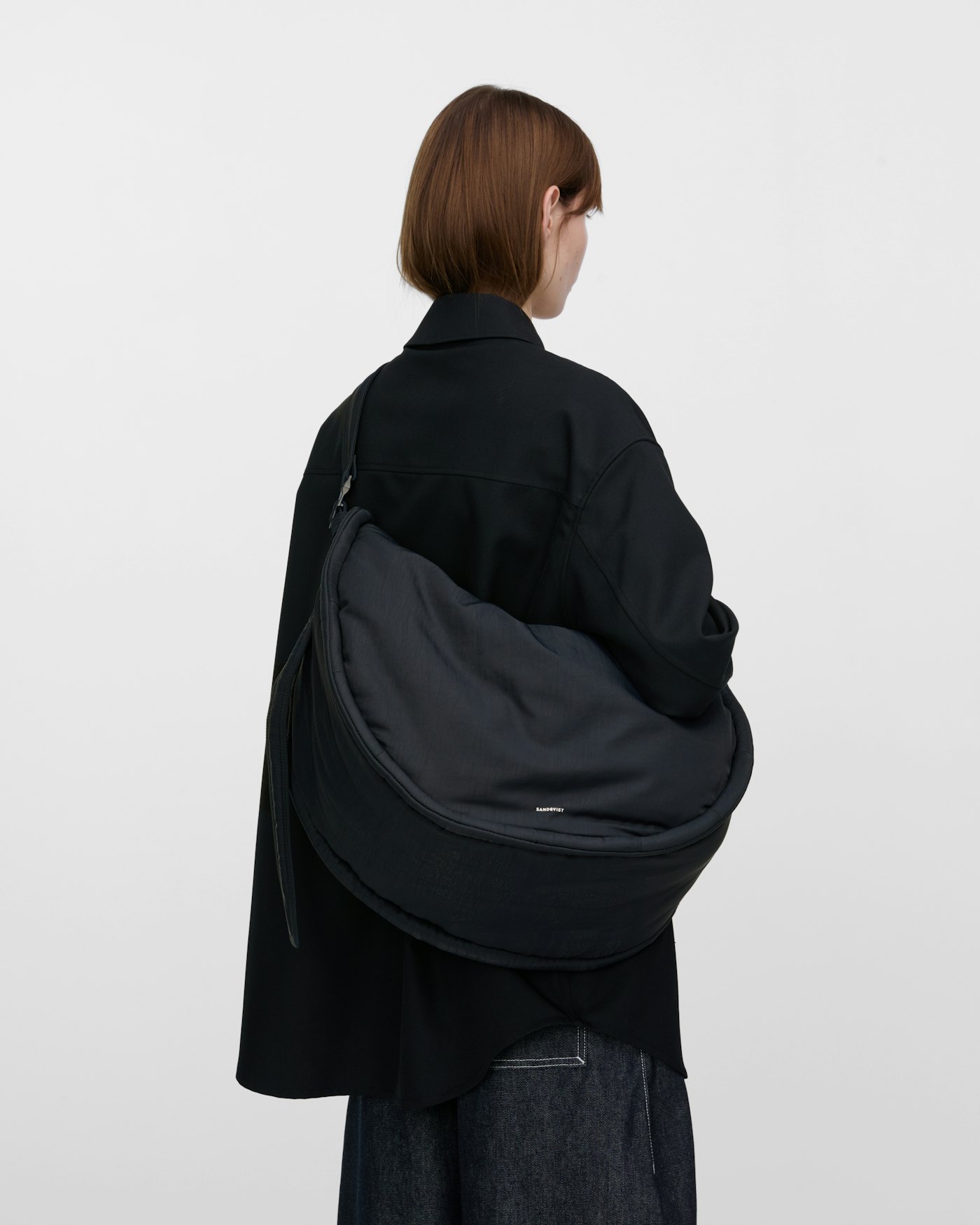 CURVE Half Moon Bag is in color black (11 of 18)