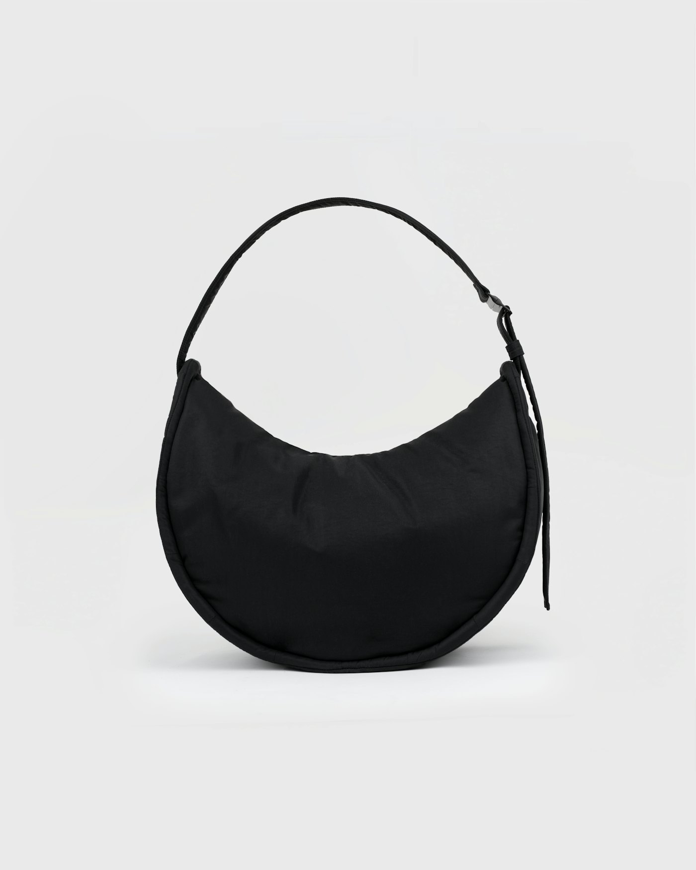 CURVE Half Moon Bag is in color black (4 of 18)