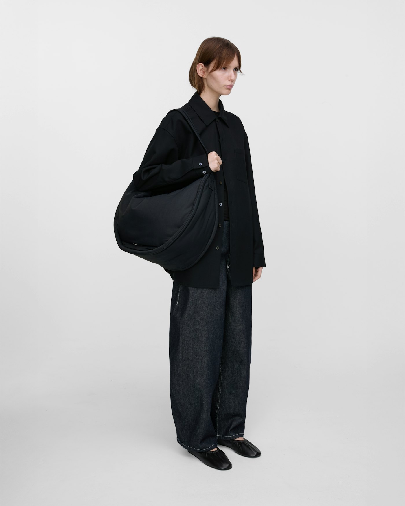 CURVE Half Moon Bag is in color black (12 of 18)