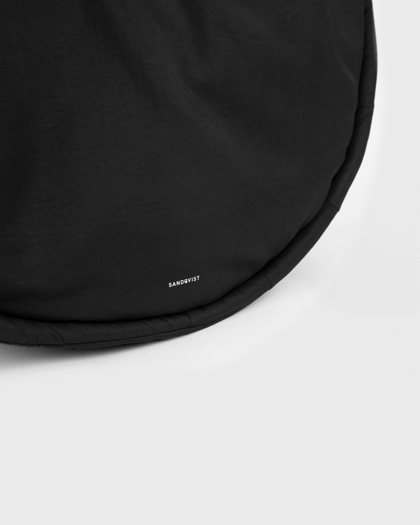 CURVE Half Moon Bag is in color black (5 of 18)