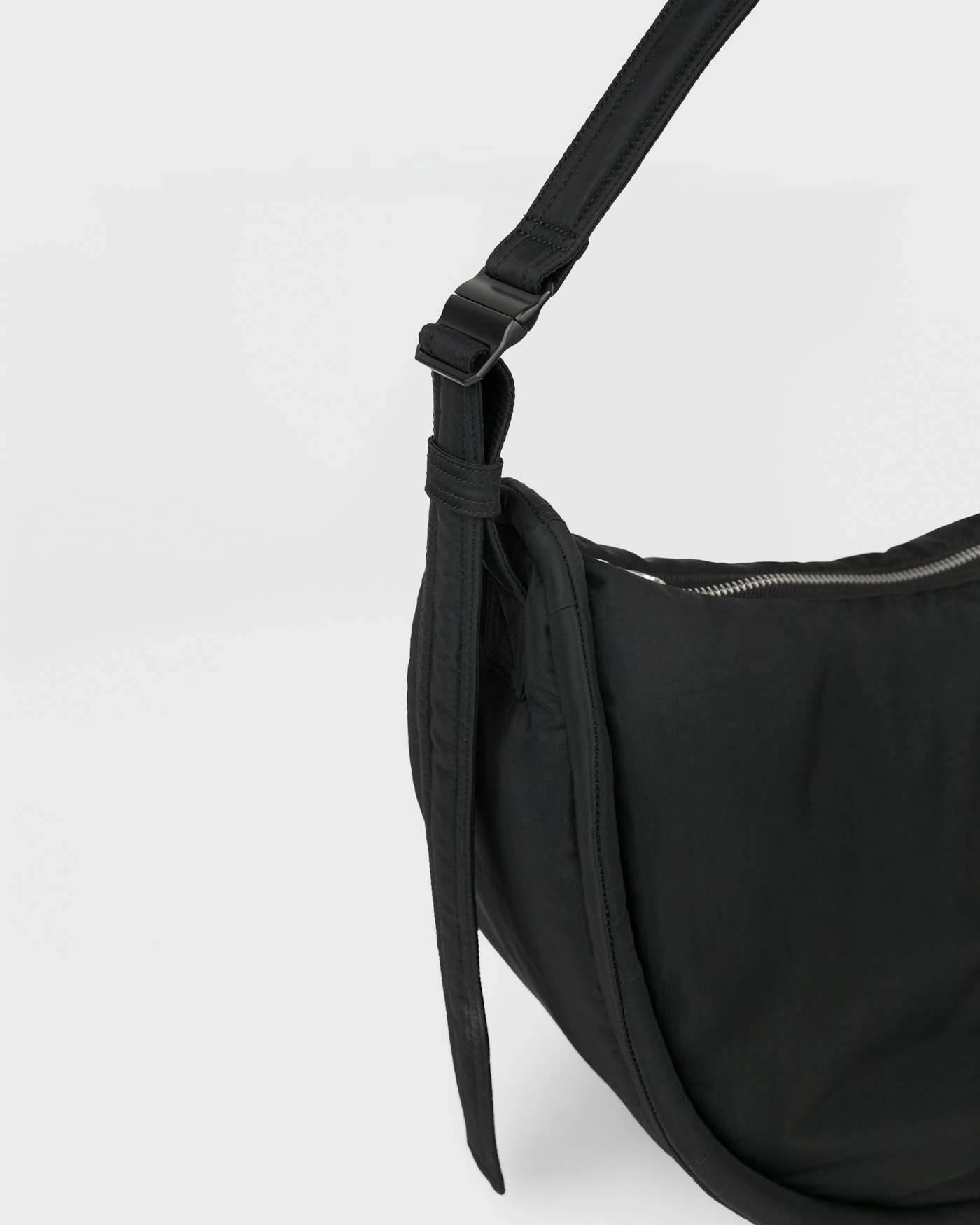 CURVE Half Moon Bag is in color black (6 of 18)