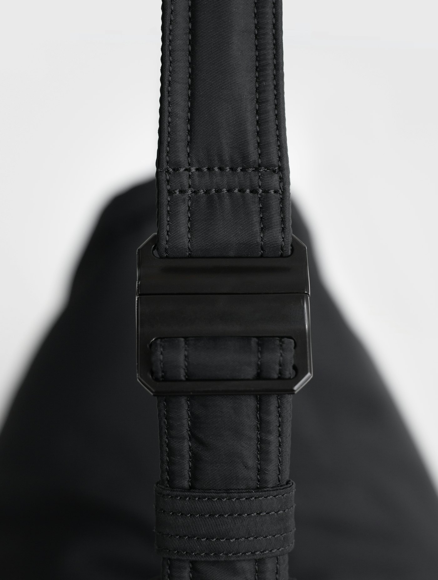 CURVE Half Moon Bag is in color black (7 of 18)