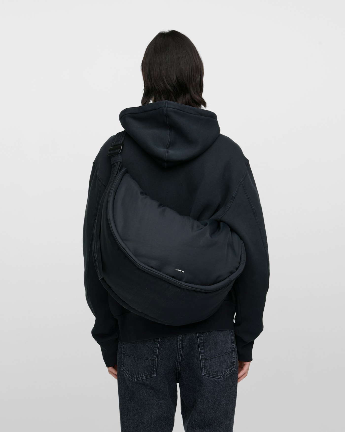 CURVE Half Moon Bag is in color black (17 of 18)