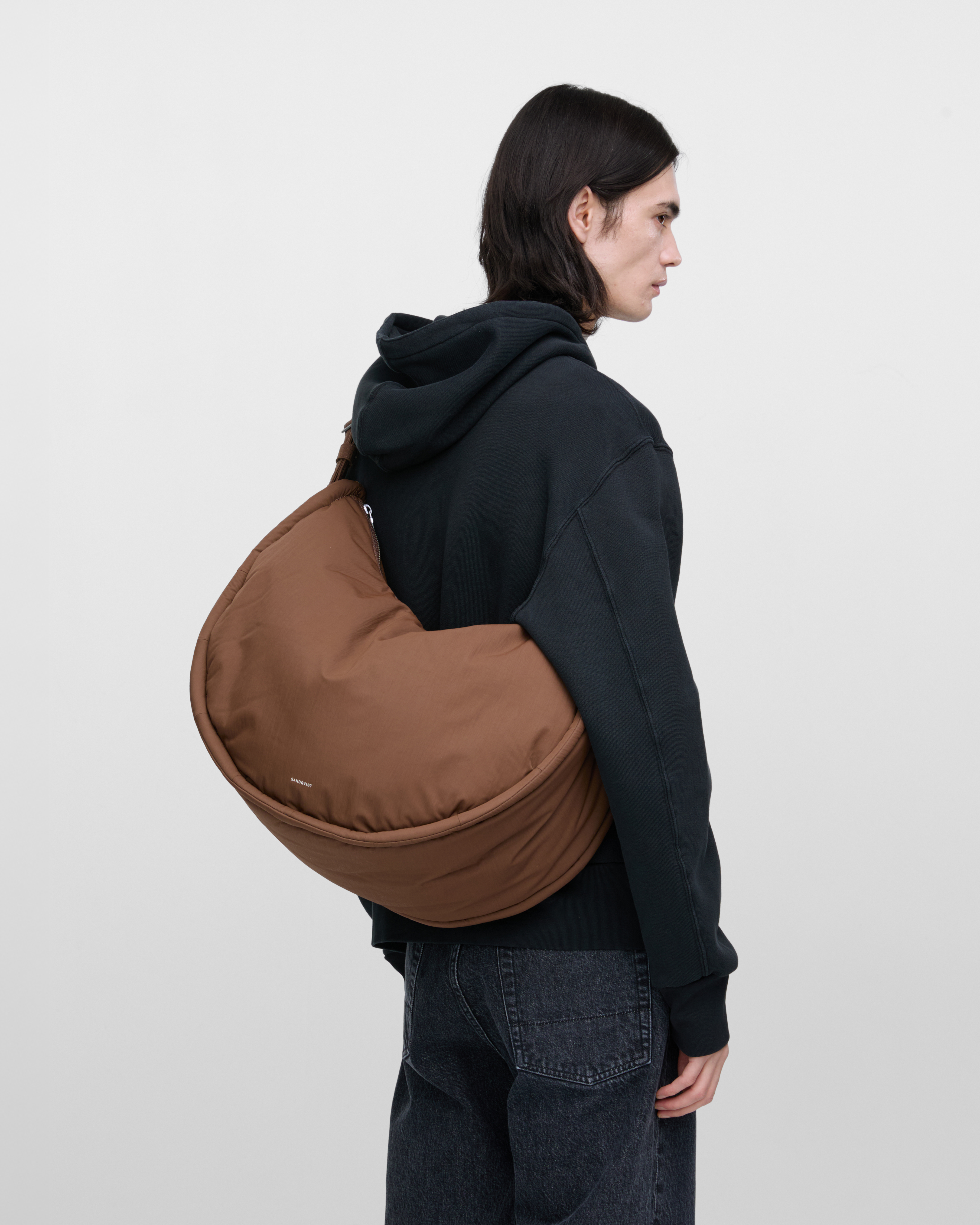 CURVE Half Moon Bag ist farbig dark taupe (11 oder 21)