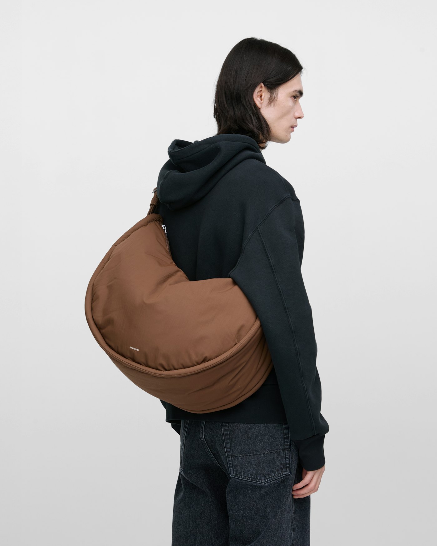 CURVE Half Moon Bag är i färgen dark taupe (11 av 21)