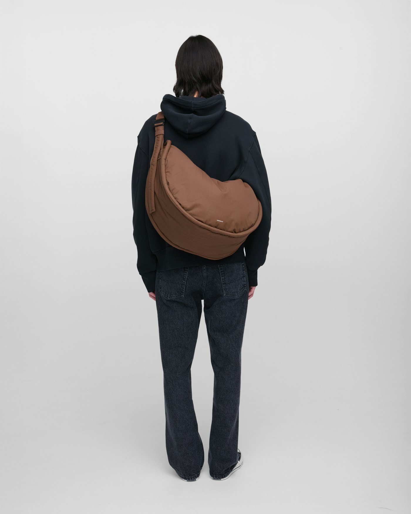 CURVE Half Moon Bag är i färgen dark taupe (13 av 21)