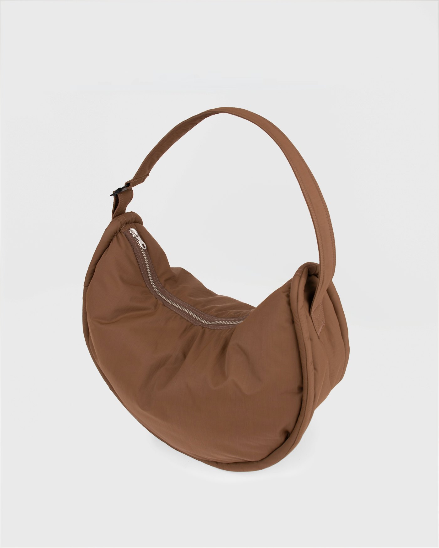 CURVE Half Moon Bag är i färgen dark taupe (5 av 21)