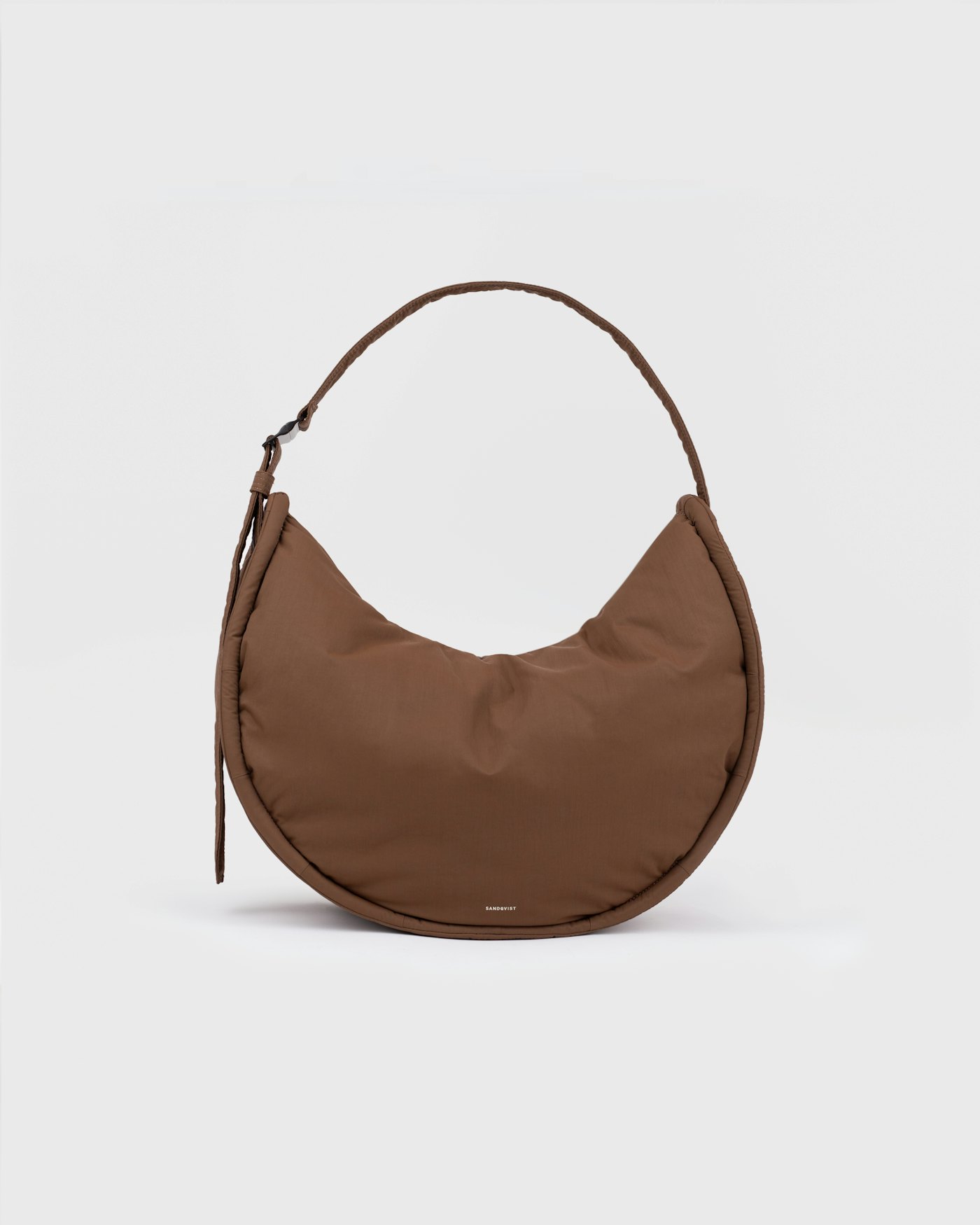 CURVE Half Moon Bag är i färgen dark taupe (1 av 21)
