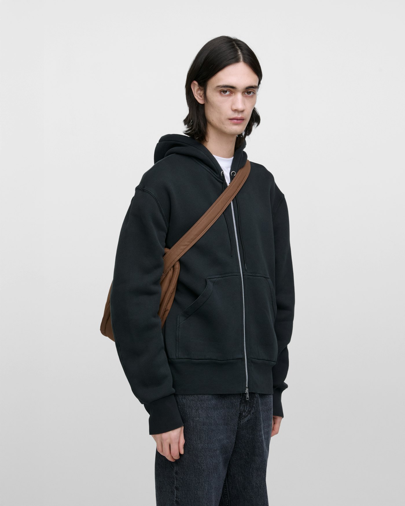 CURVE Half Moon Bag är i färgen dark taupe (10 av 21)