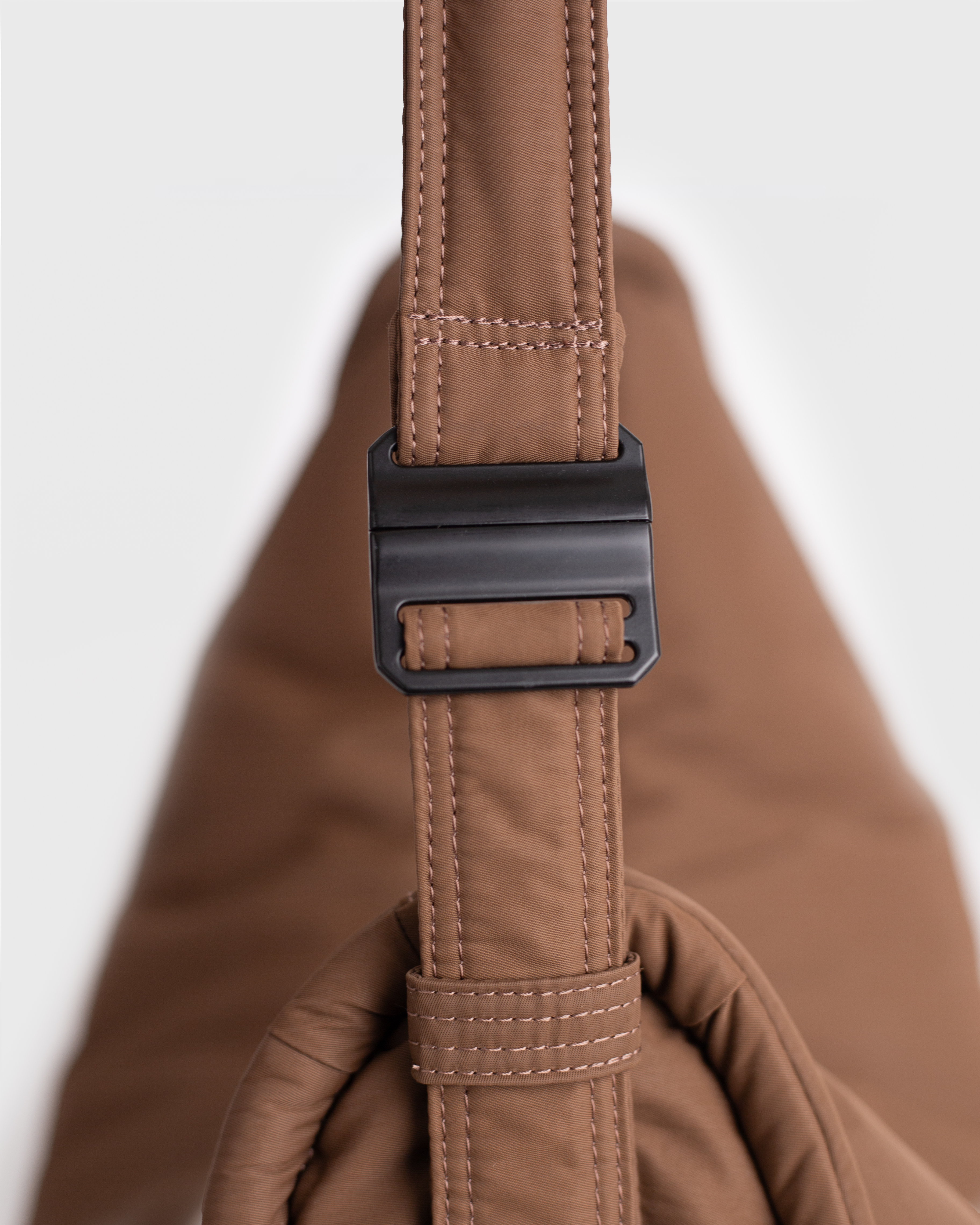 CURVE Half Moon Bag ist farbig dark taupe (8 oder 21)