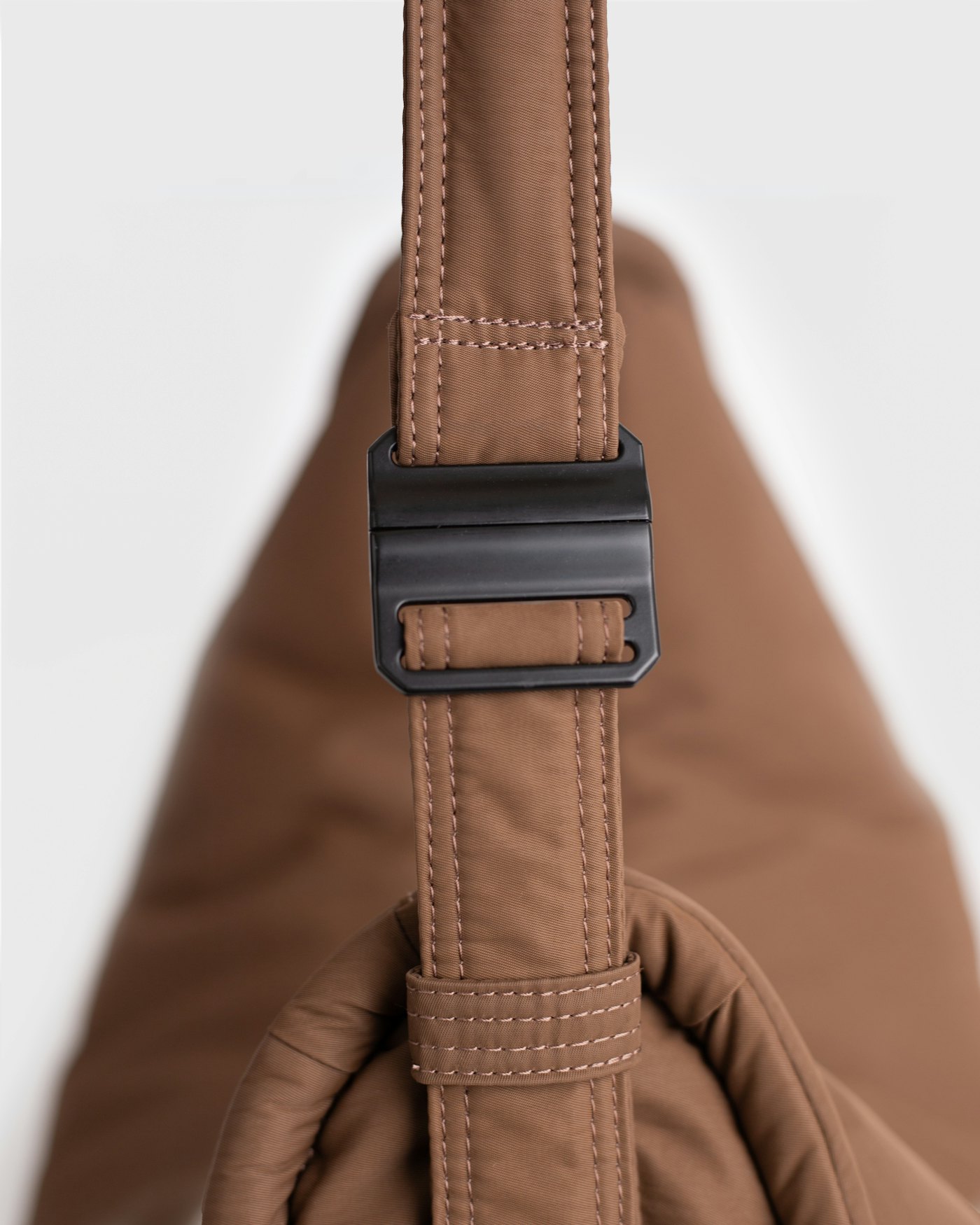 CURVE Half Moon Bag är i färgen dark taupe (8 av 21)