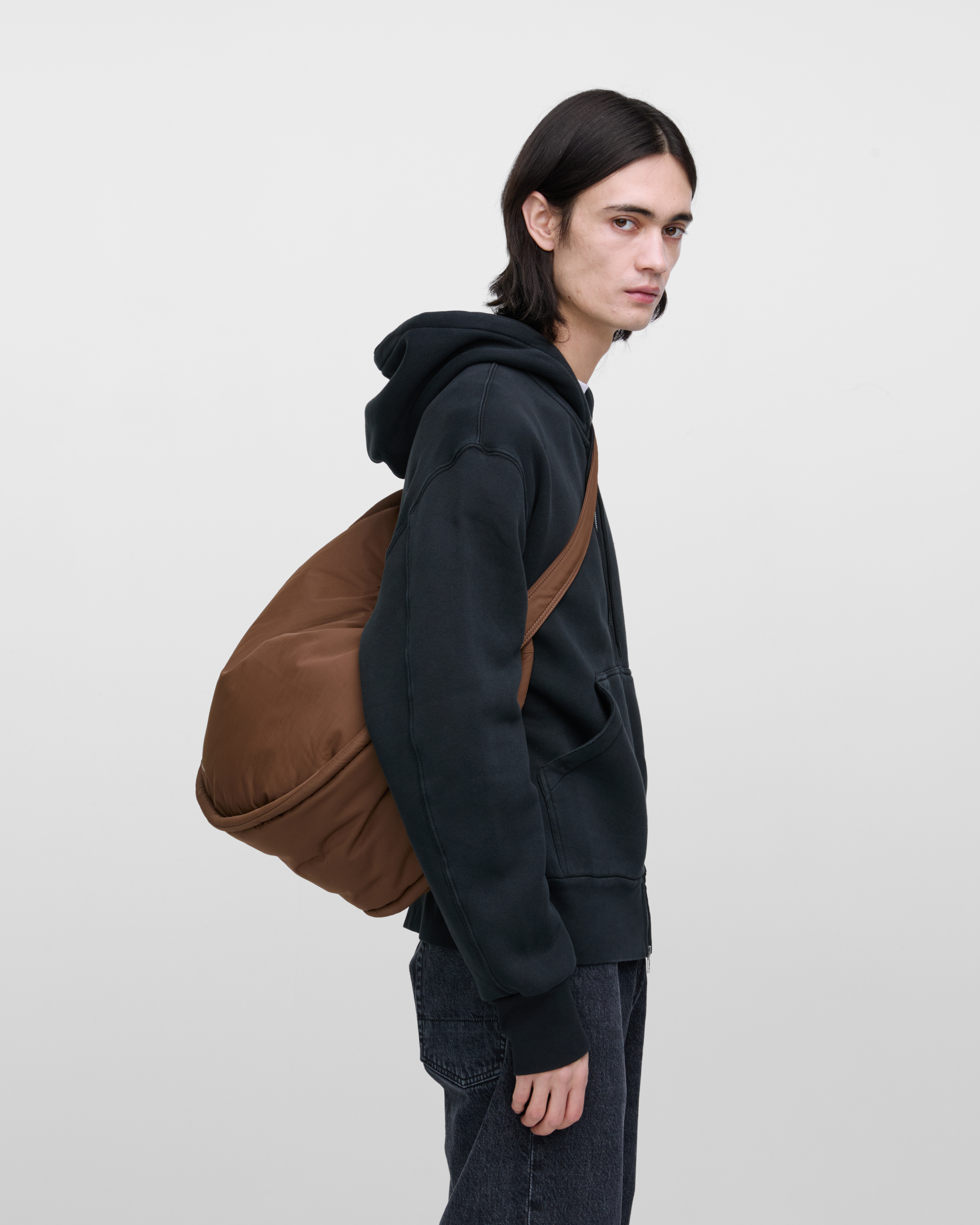 CURVE Half Moon Bag ist farbig dark taupe (9 oder 21)