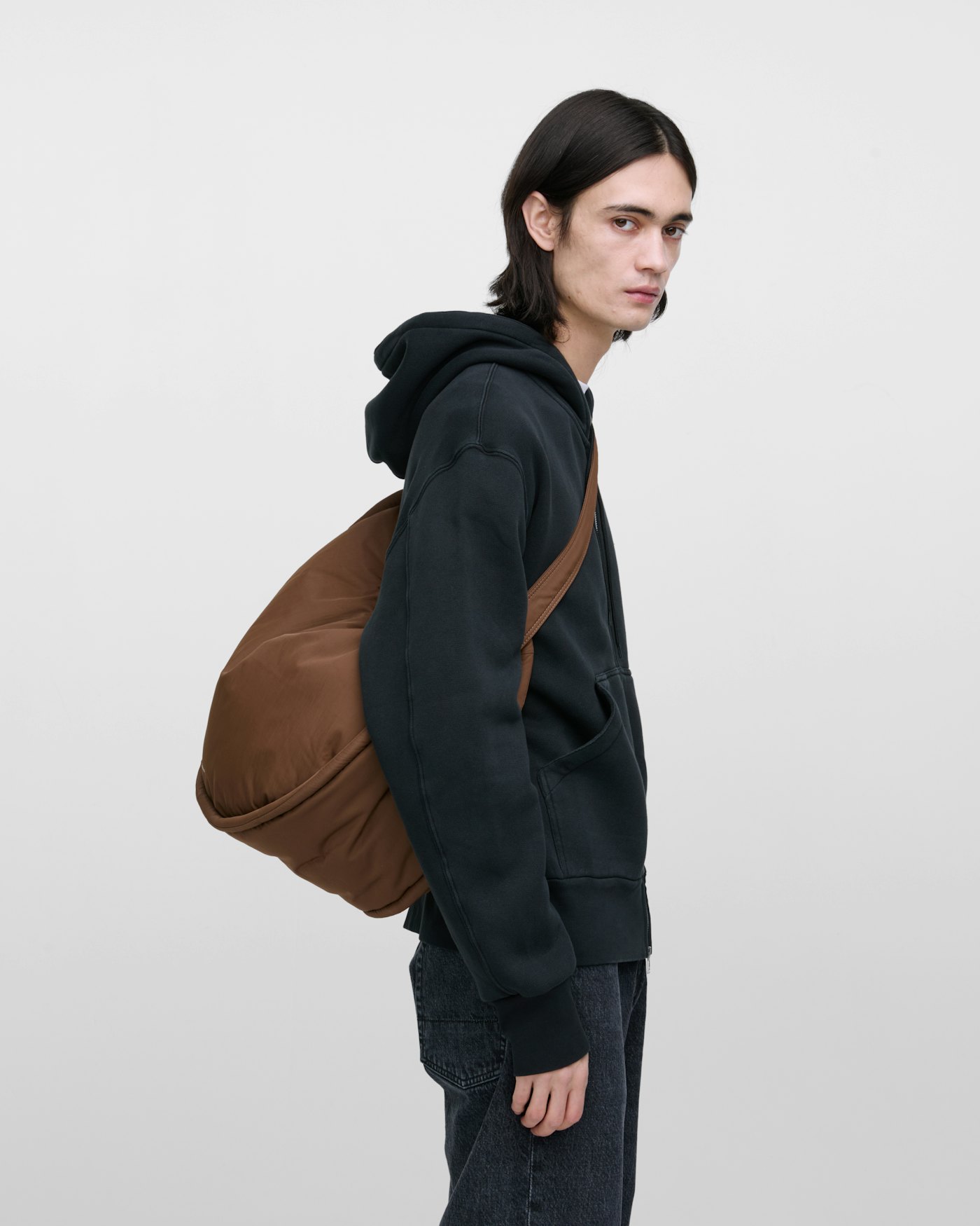 CURVE Half Moon Bag är i färgen dark taupe (9 av 21)