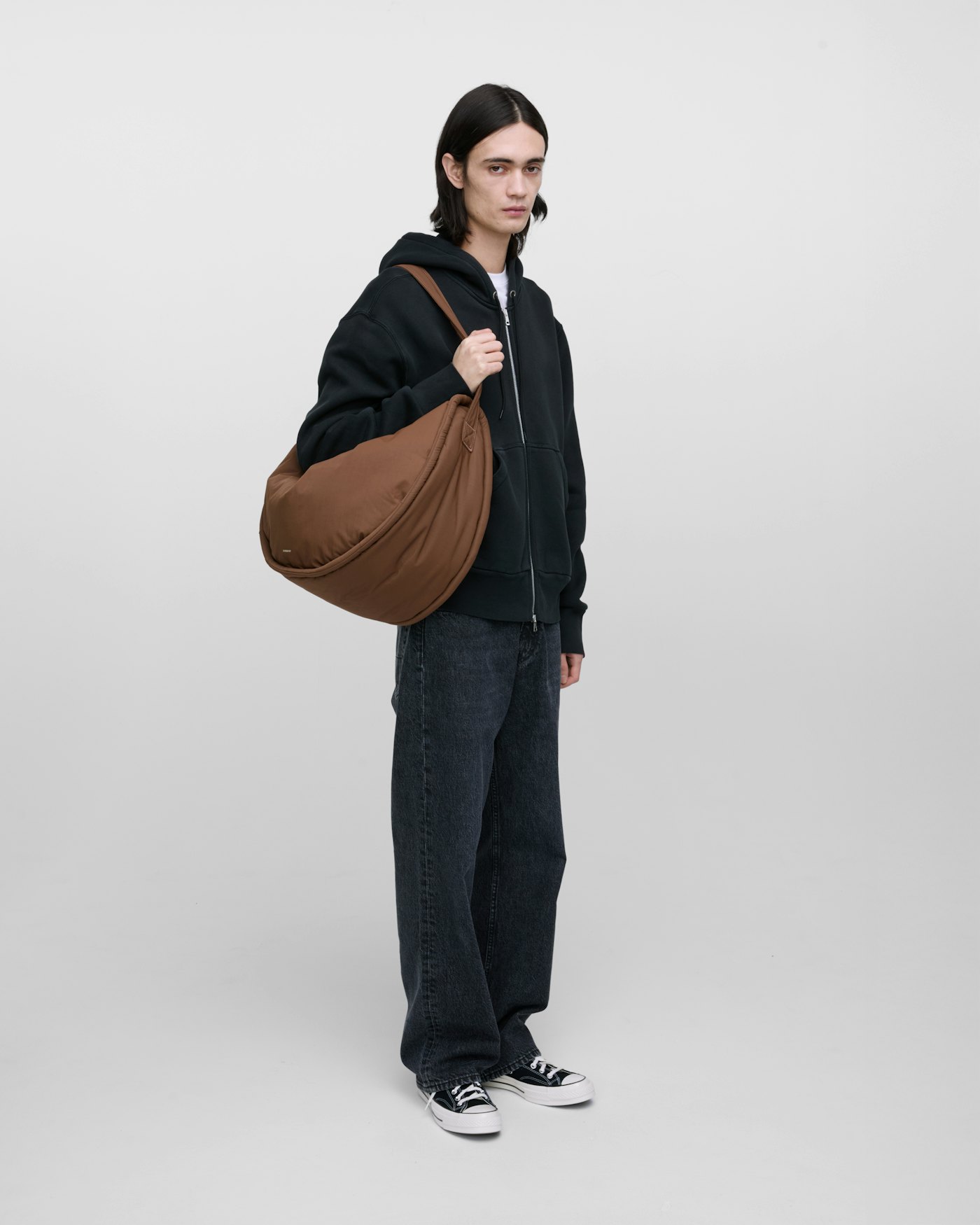 CURVE Half Moon Bag är i färgen dark taupe (19 av 21)