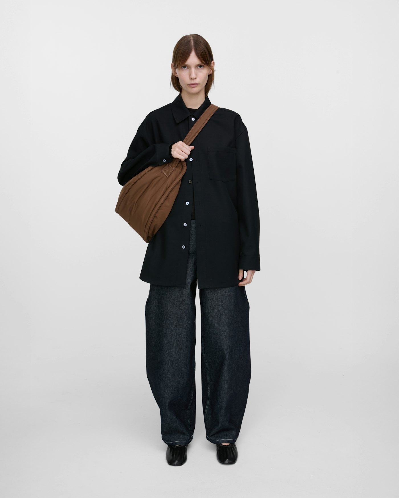 CURVE Half Moon Bag är i färgen dark taupe (20 av 21)