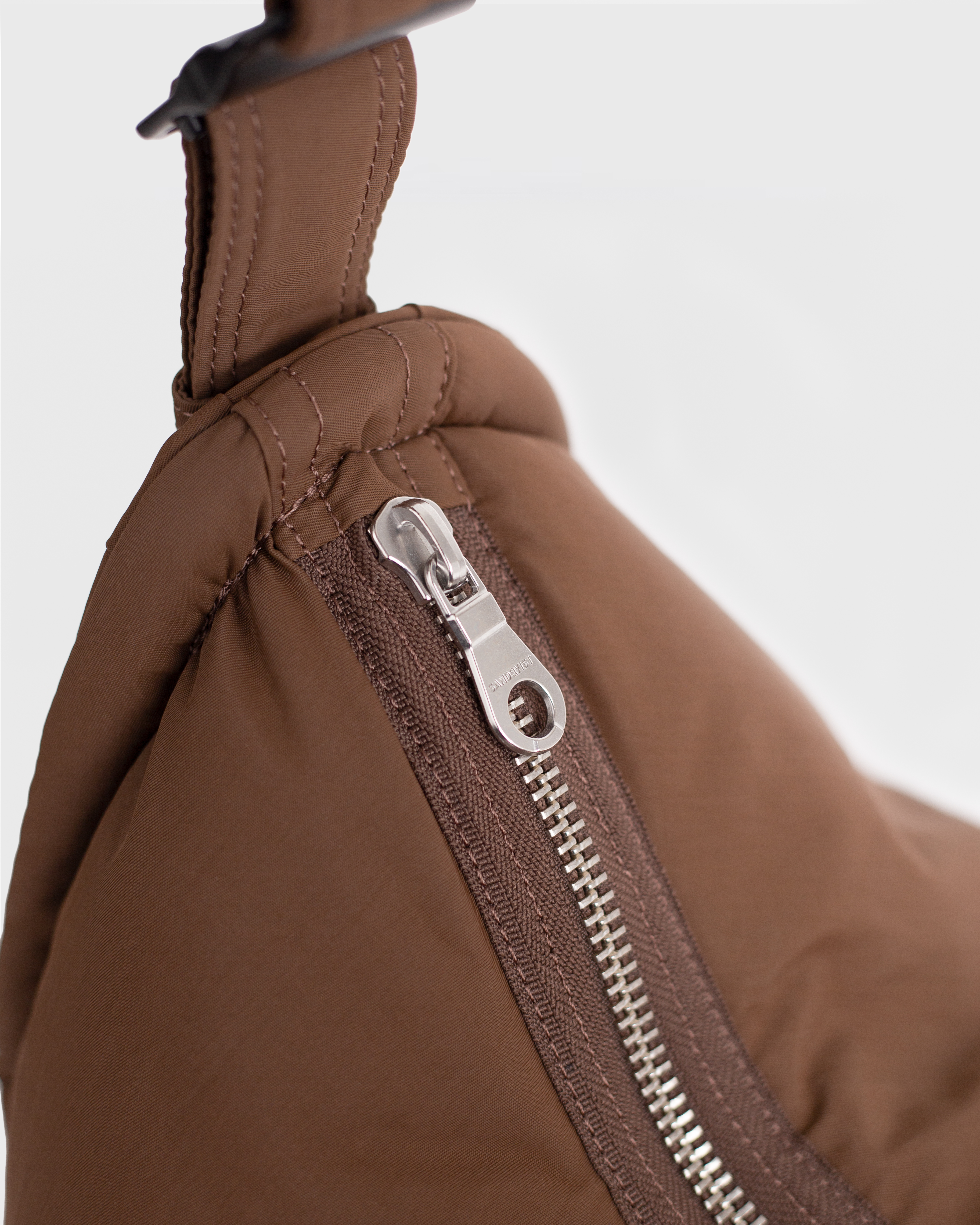 CURVE Half Moon Bag ist farbig dark taupe (6 oder 21)