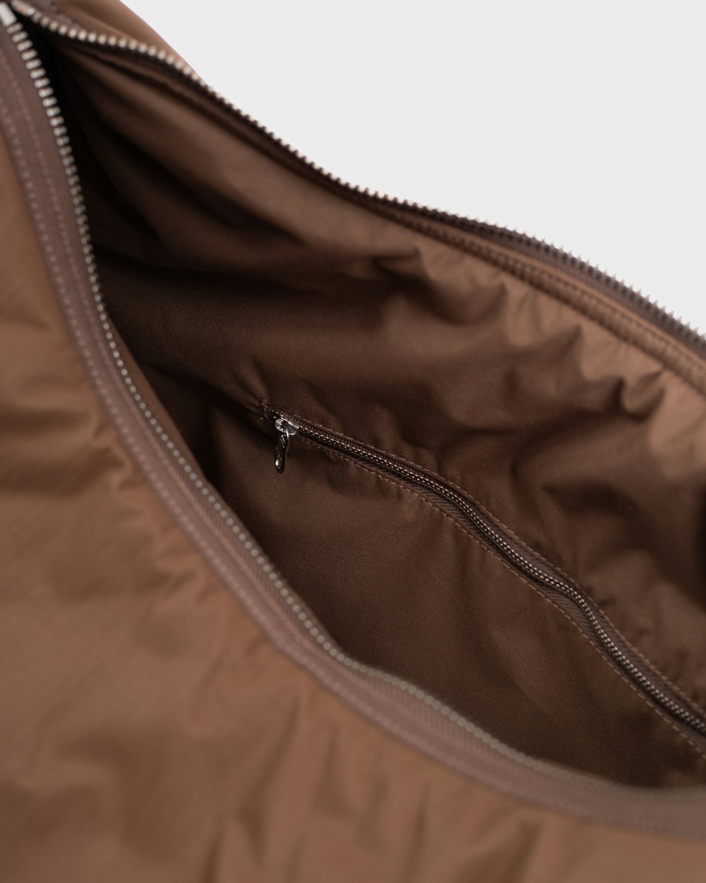 CURVE Half Moon Bag är i färgen dark taupe (7 av 21)