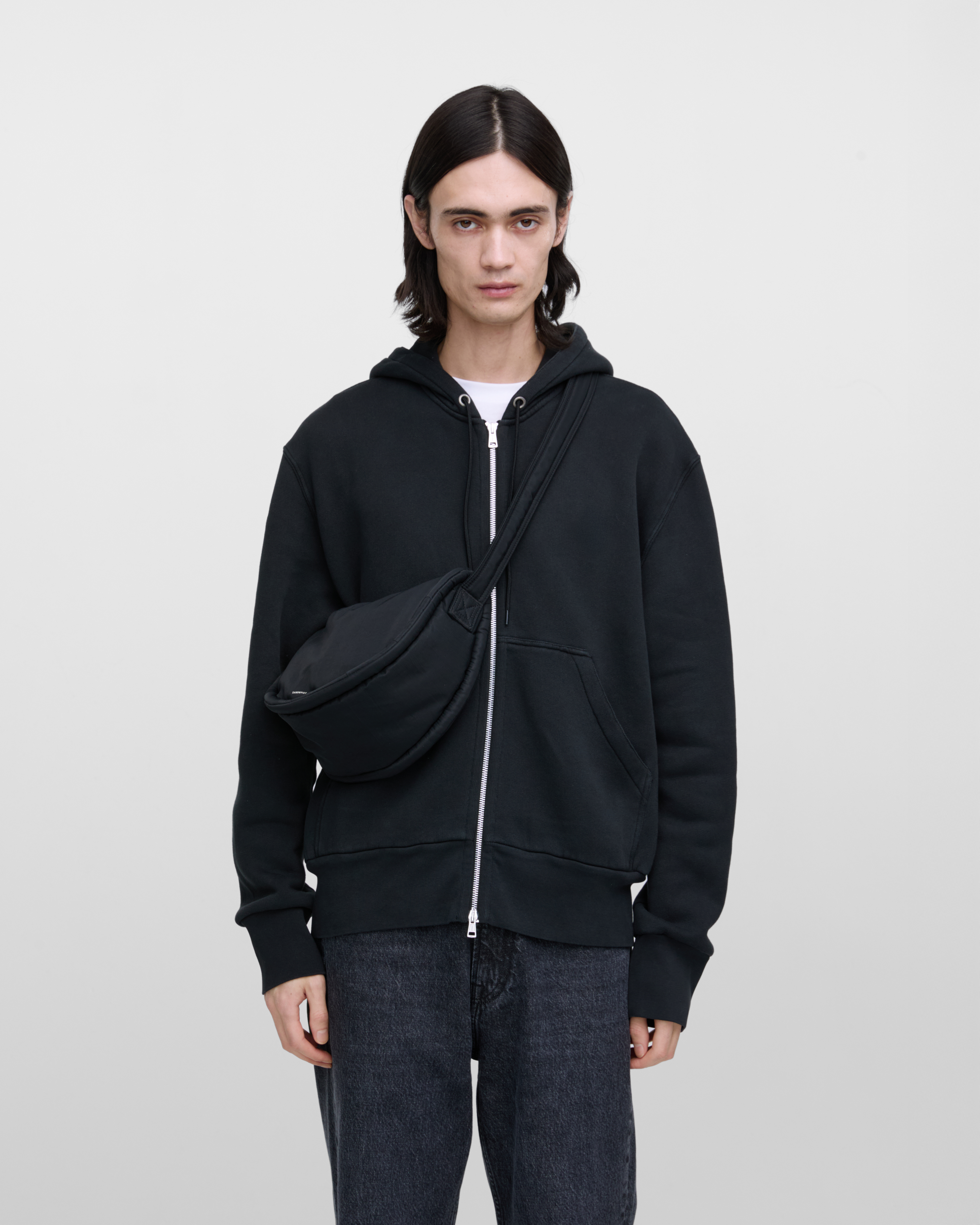 CURVE Half Moon Bag Mini är i färgen svart (8 av 17)