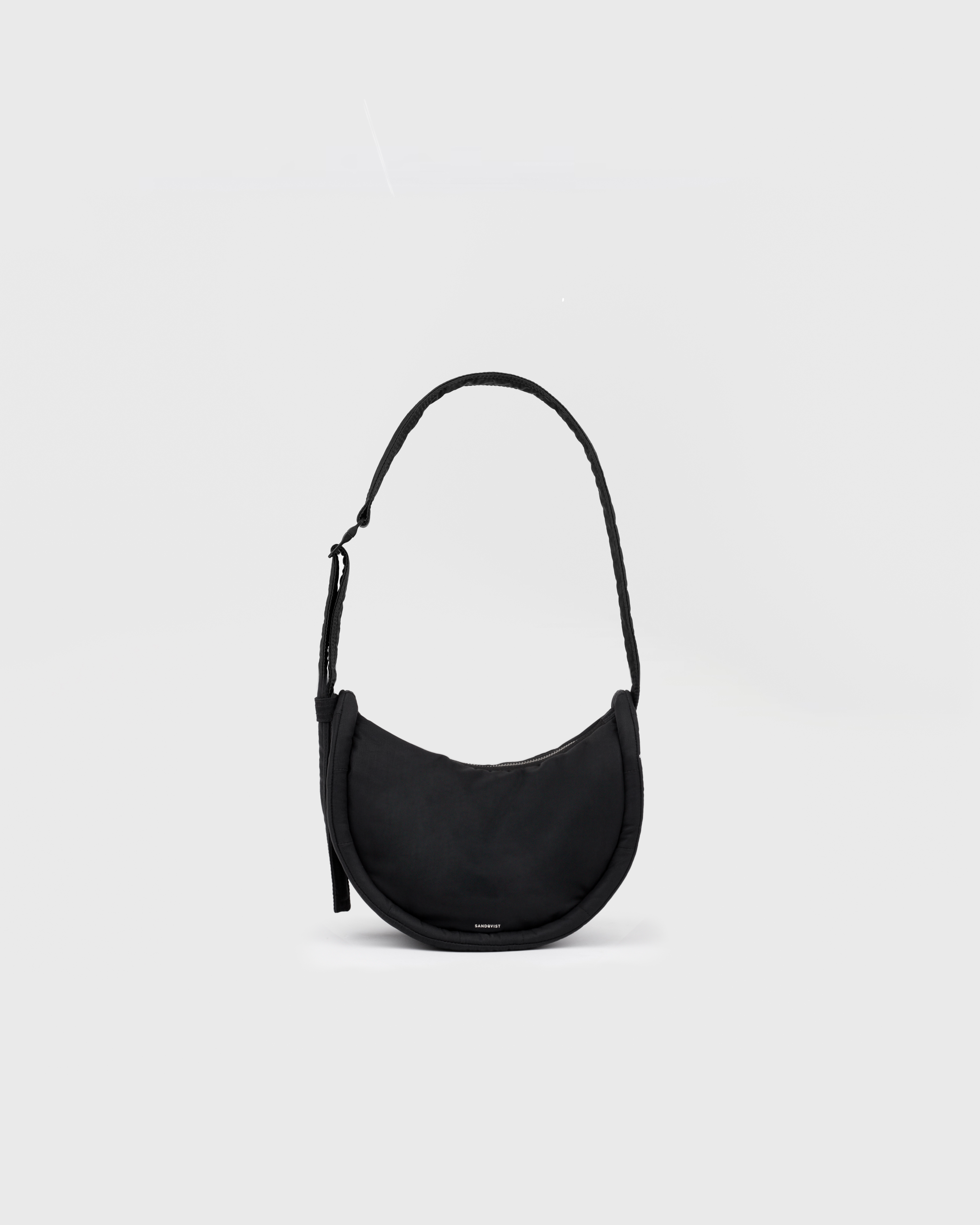 CURVE Half Moon Bag Mini är i färgen svart (1 av 17)