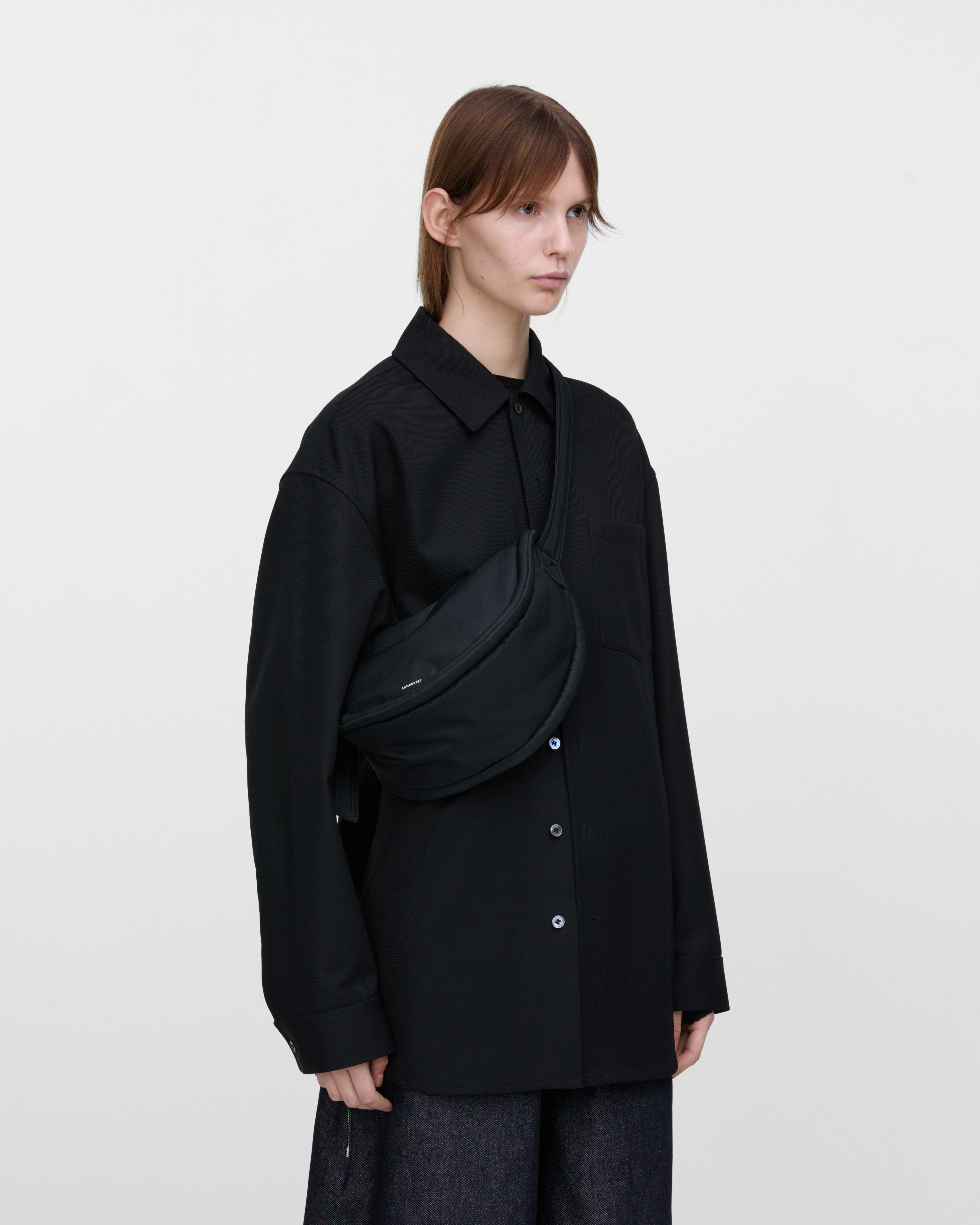 CURVE Half Moon Bag Mini är i färgen svart (11 av 17)