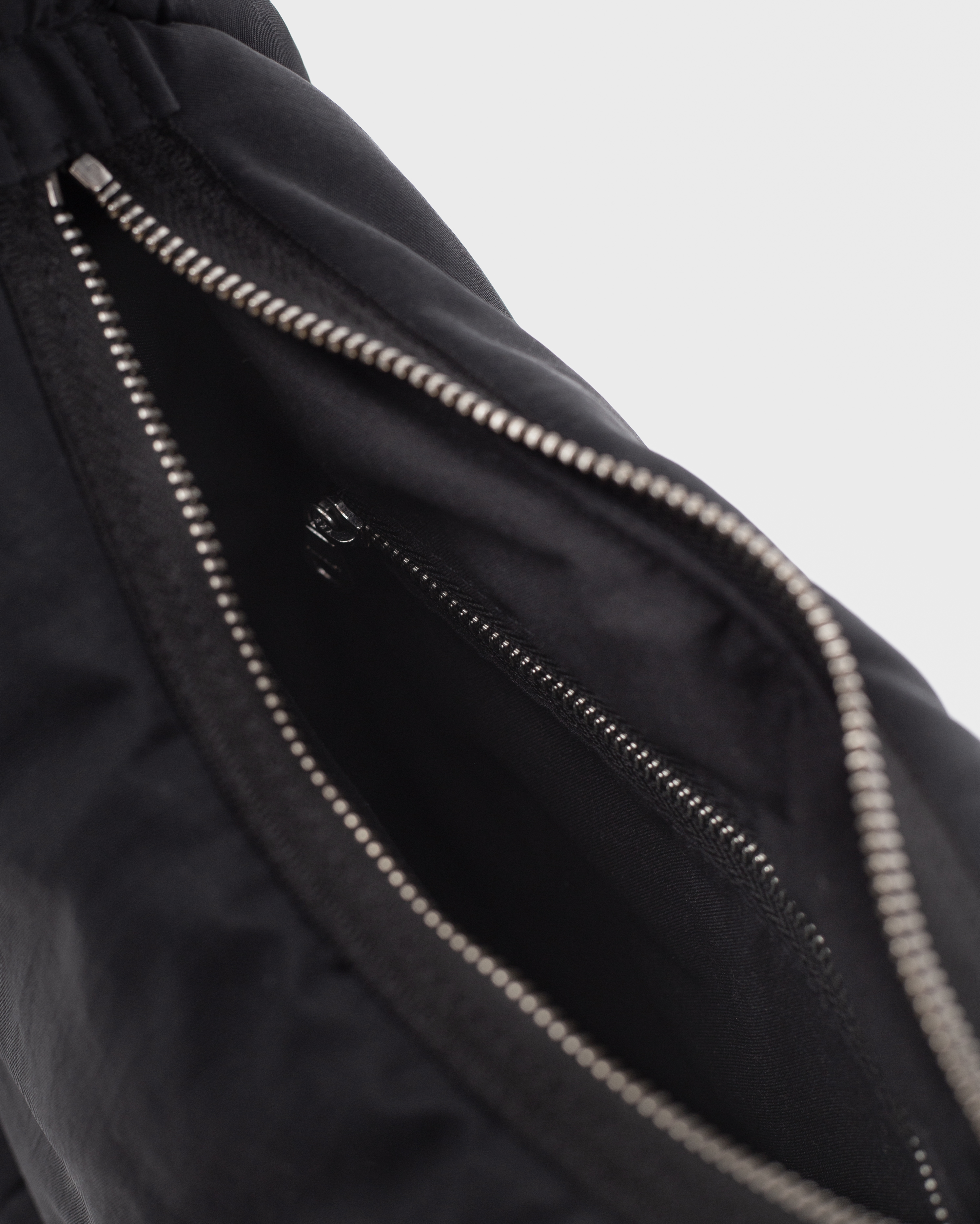 CURVE Half Moon Bag Mini är i färgen svart (6 av 17)