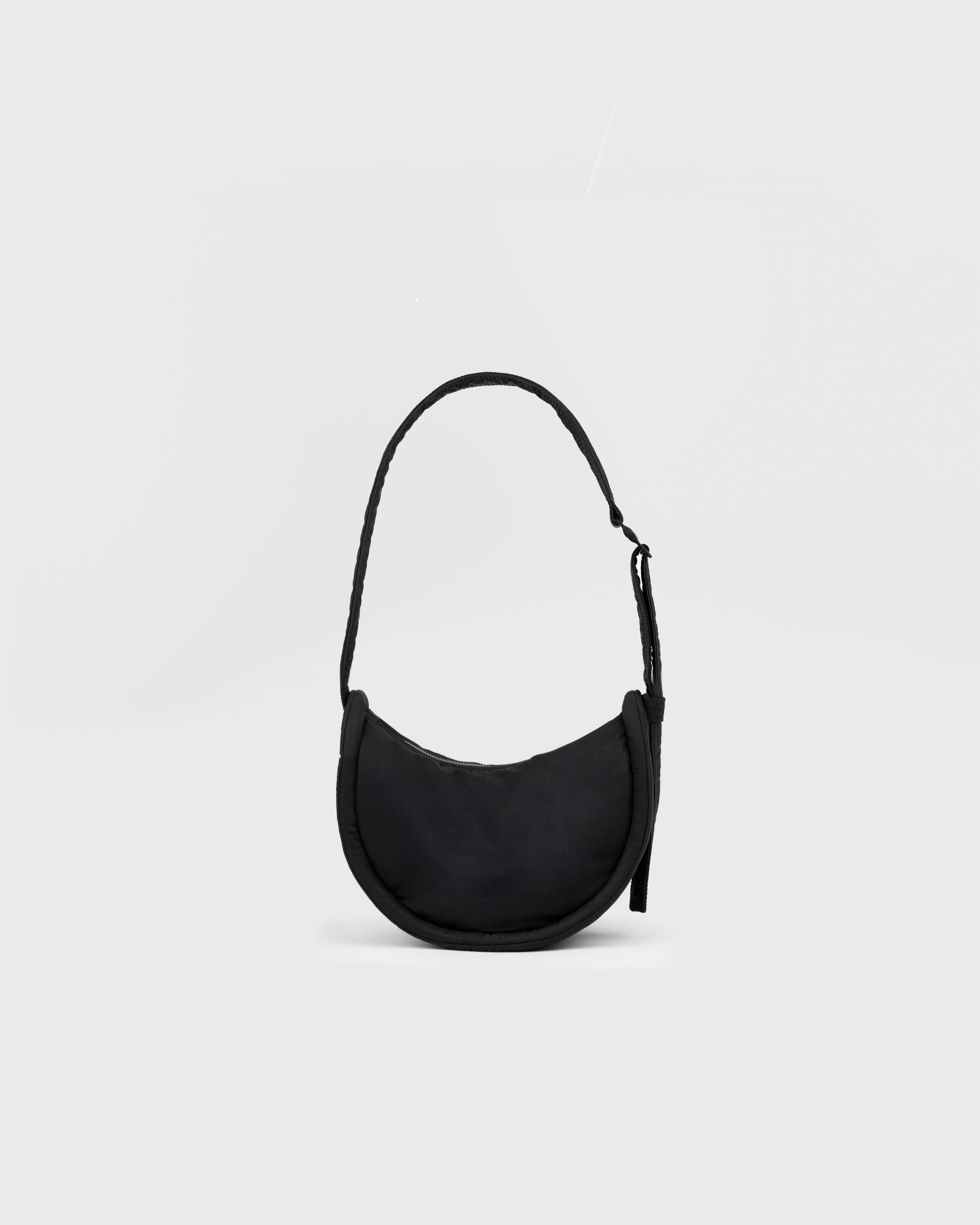 CURVE Half Moon Bag Mini är i färgen svart (4 av 17)