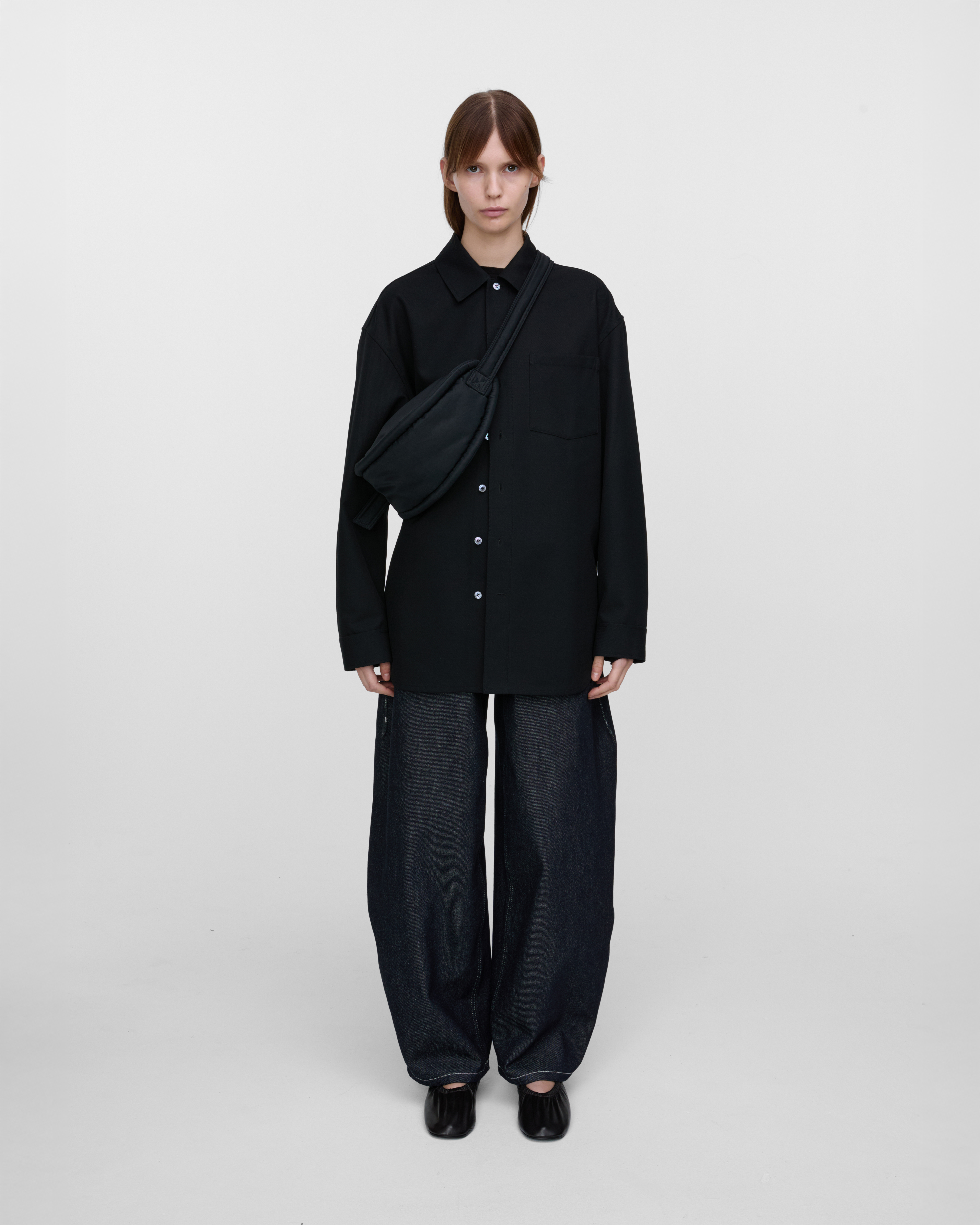 CURVE Half Moon Bag Mini är i färgen svart (17 av 17)