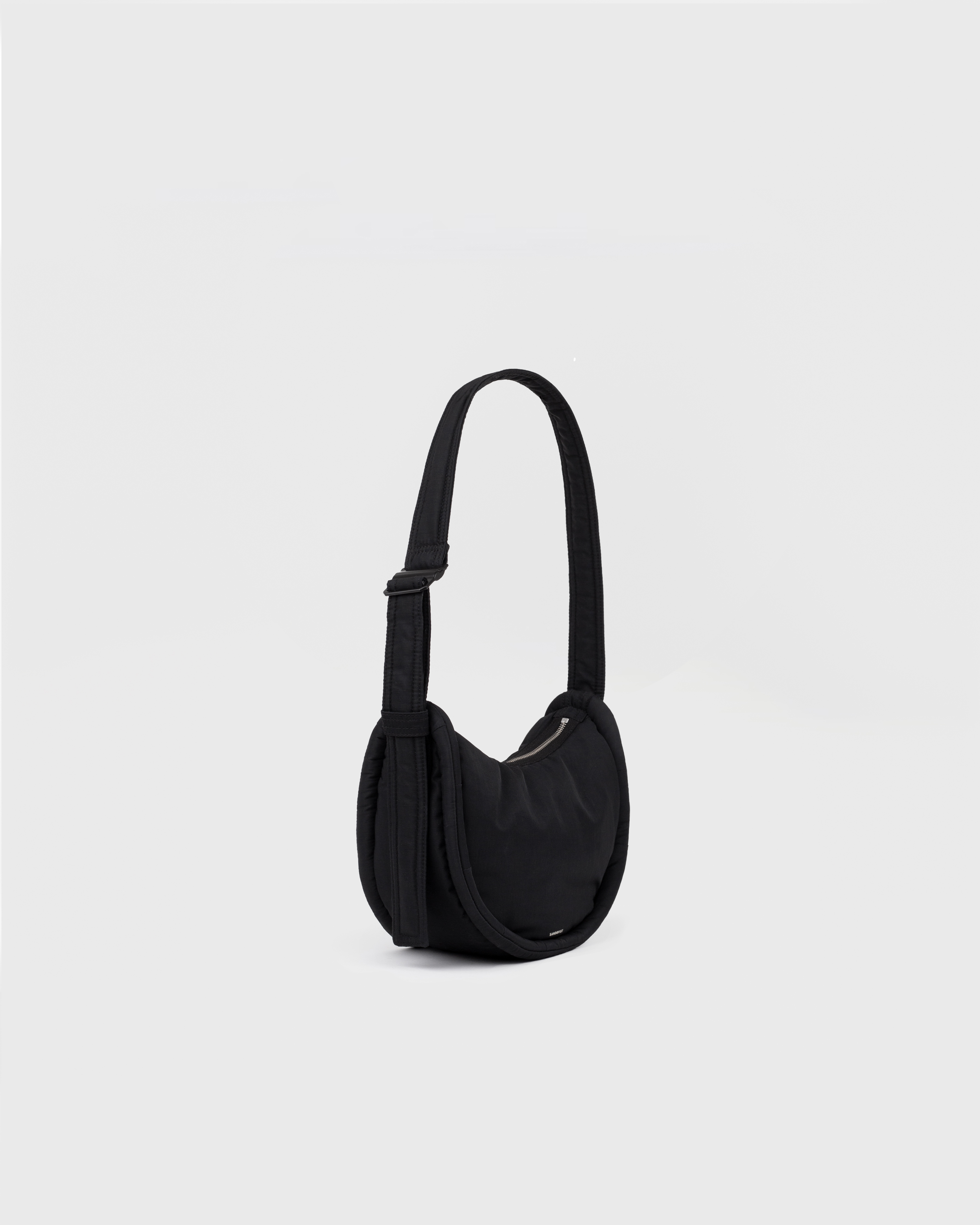 CURVE Half Moon Bag Mini är i färgen svart (2 av 17)