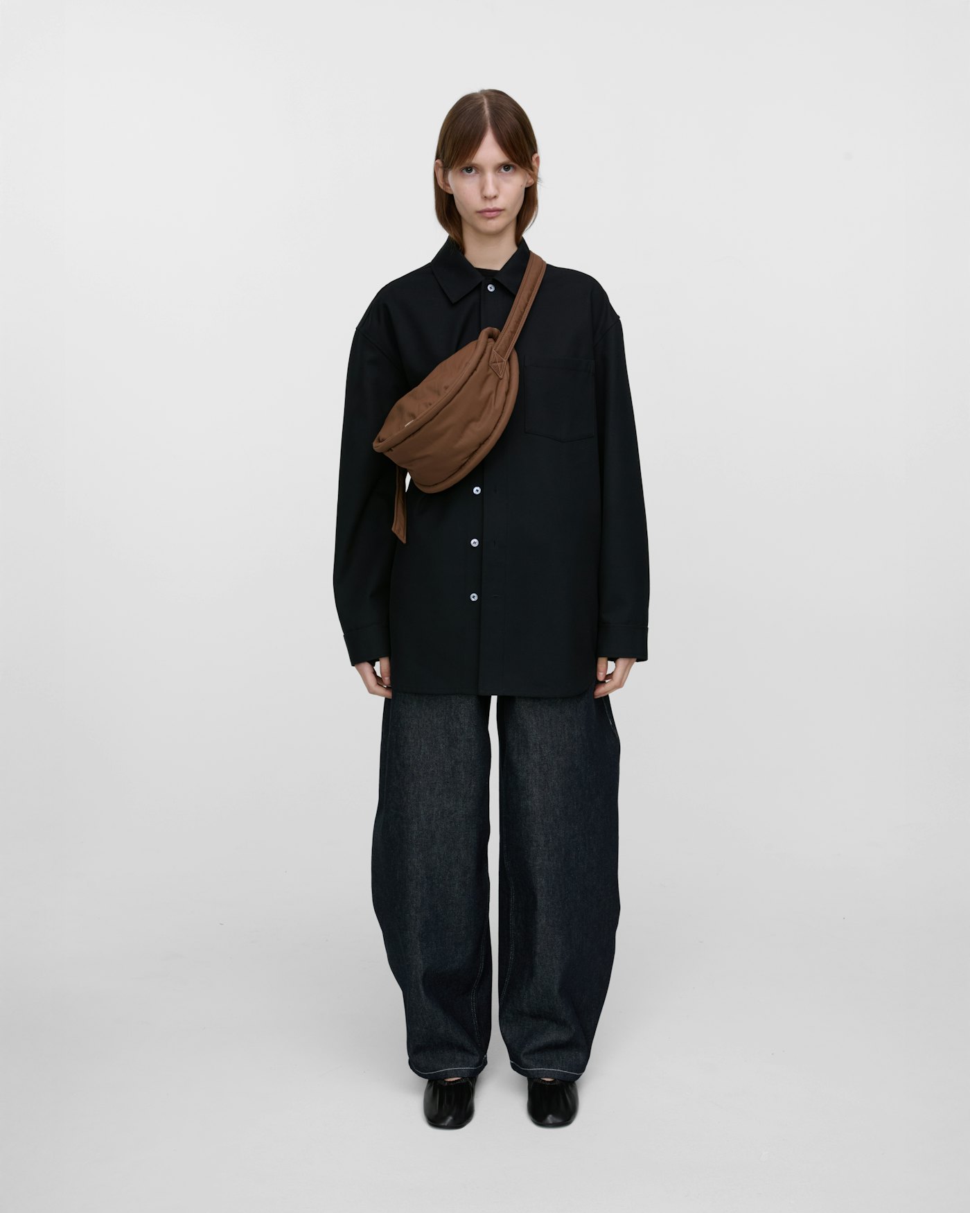 CURVE Half Moon Bag Mini is in color dark taupe (9 of 15)