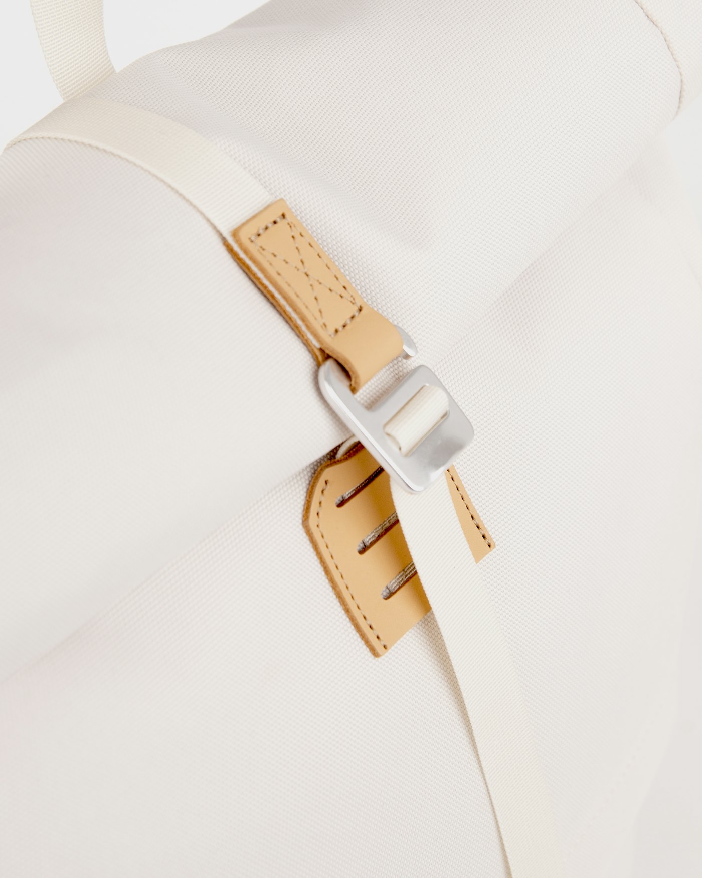 ICON Rolltop Backpack L is in color birch (7 of 11)