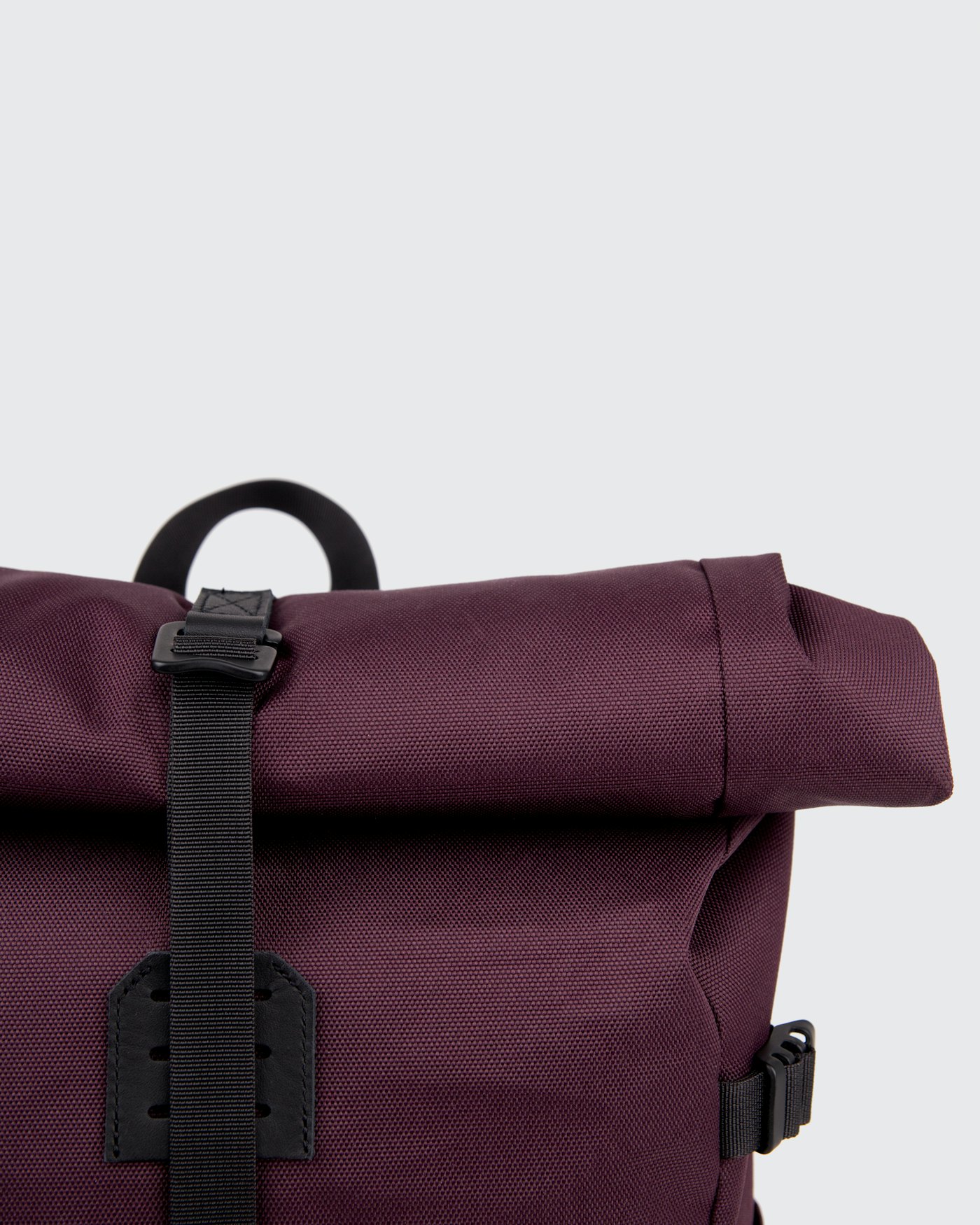 ICON Rolltop backpack M is in color cabernet (4 of 8)