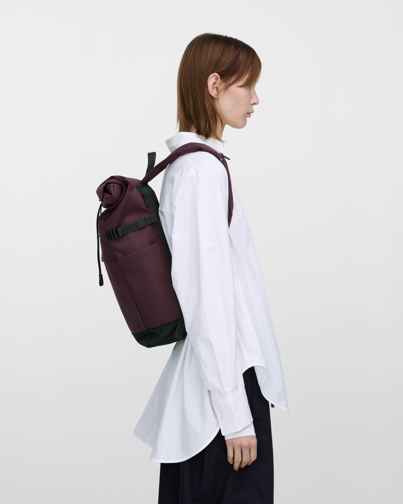 ICON Rolltop backpack M is in color cabernet (7 of 8)