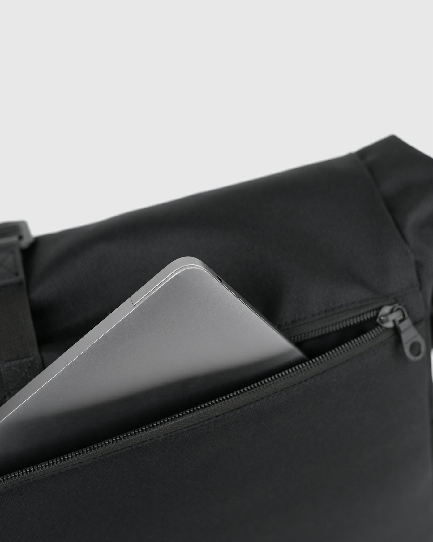 ICON messenger bag ist farbig schwarz (5 oder 8)