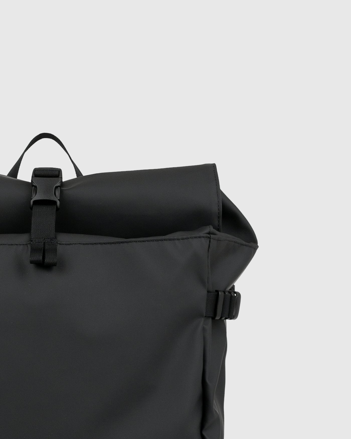 STREAM Slim Rolltop L is in color black (4 of 9)