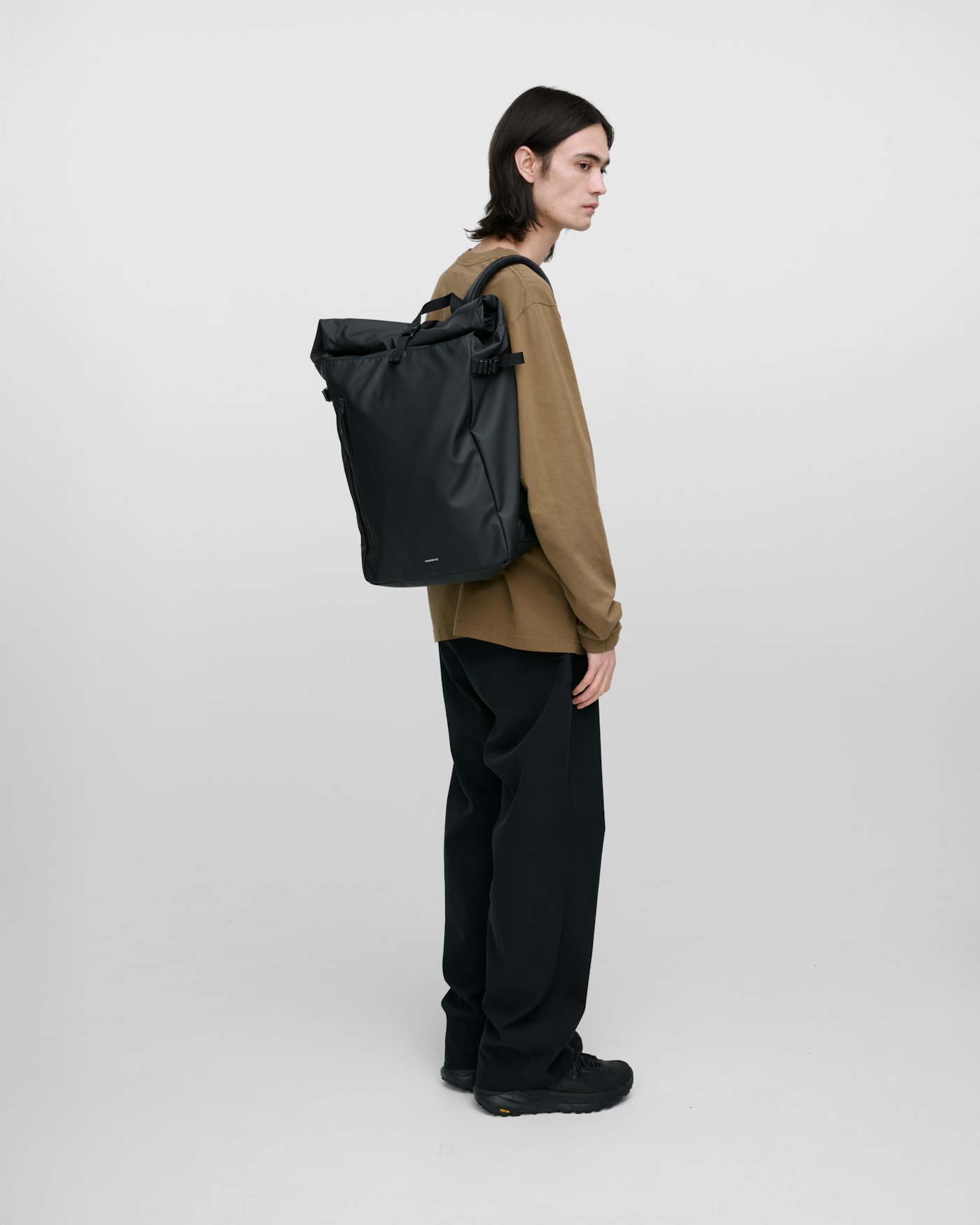 STREAM Slim Rolltop L is in color black (8 of 9)
