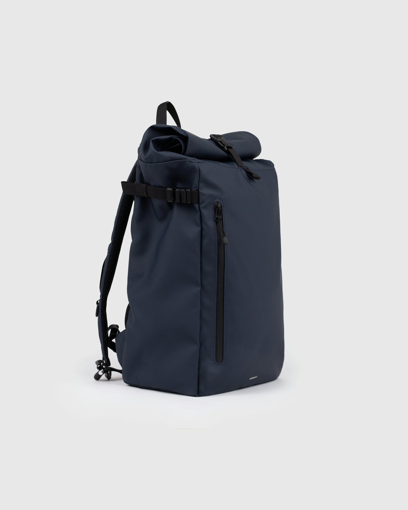 STREAM Slim Rolltop L is in color navy (2 of 5)